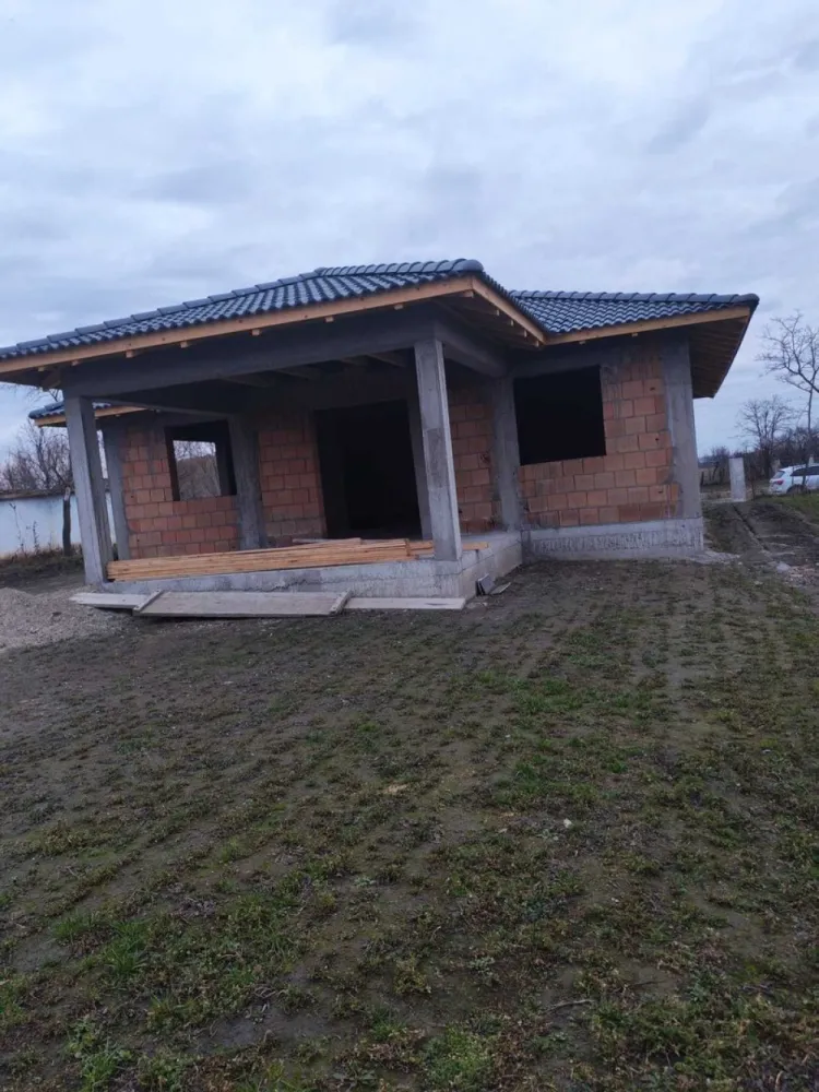 Casa in Amati comuna Paulesti - Casa pe un nivel in localitatea Amati comuna Paulesti, construita pe un teren de 800 metri patrati 8 (ari)cu un front stradal de 20 metri , compartimentat astfel :trei dormitoare doua bai living cu bucatarie si doua terase, suprafata construita este de 145 m2 Toate actele sunt in regula! toate avizele pentru utilitati favorabile! , mai multe detalii la telefon 07******43