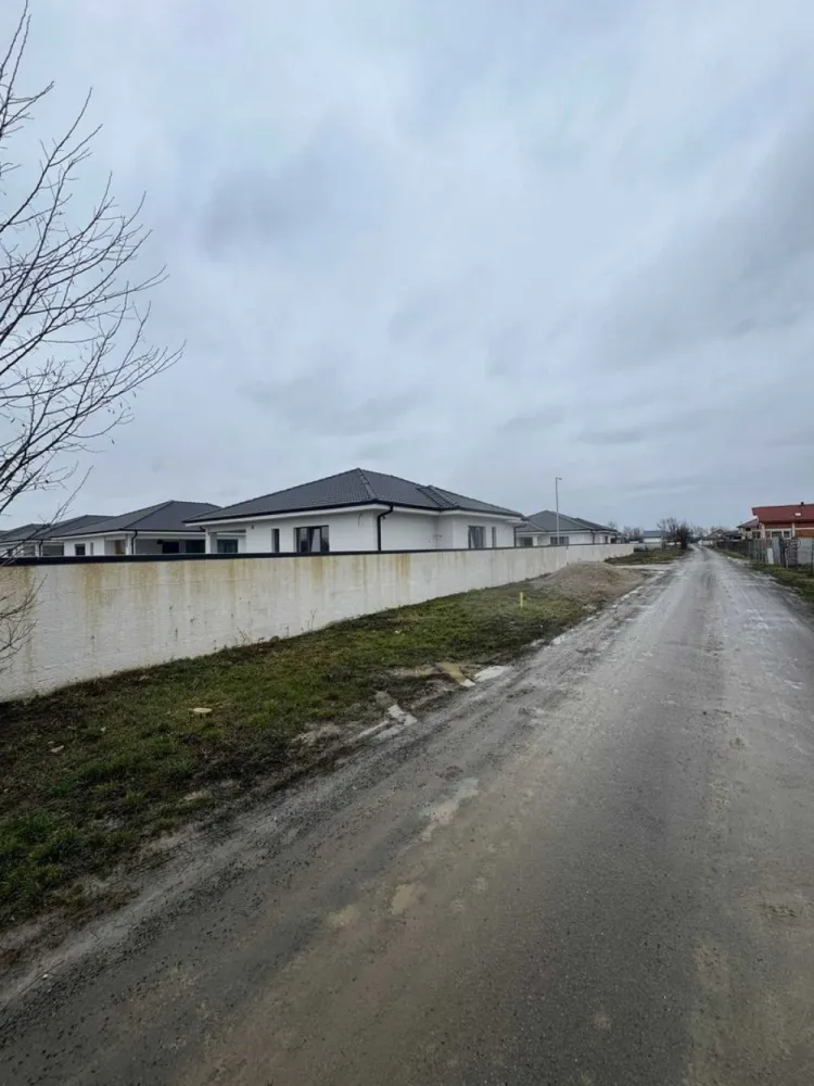 BRASADAS vinde casa in stil mediteranean, 160mp. - Agentia Imobiliara BRASADAS vinde casa in stil mediteranean – Spațiu, eleganță și confort.

Vă propunem spre vânzare o casă parter, construită în stil mediteranean, ideală pentru o familie care își dorește confort, lumină naturală și un spațiu bine compartimentat.

 Suprafață teren: 5,92 ari
 Suprafață utilă: 160 mp

 Compartimentare:

4 dormitoare spațioase

3 băi

Living generos și luminos

Bucătărie

Dressing

Cameră tehnică

Terasă ideală pentru relaxare

 Stadiu și dotări:

Imobil semifinisat

Pereți tencuiți

Instalație electrică realizată

Încălzire în pardoseală

Tâmplărie PVC REHAU, 2 sticle

Casa impresionează prin arhitectura elegantă în stil mediteranean, spațiile aerisite și compartimentarea practică. Terasa și terenul de 5,92 ari oferă posibilitatea amenajării unei grădini sau a unei zone de relaxare după propriul gust.

Construcție pe un singur nivel – confort maxim
 Ideală pentru familie numeroasă
 Posibilitate de personalizare a finisajelor

Www.brasadas.com.