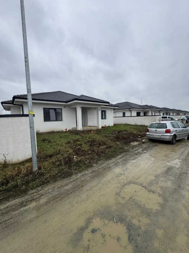 BRASADAS vinde casa in stil mediteranean, 160mp. - Agentia Imobiliara BRASADAS vinde casa in stil mediteranean – Spațiu, eleganță și confort.

Vă propunem spre vânzare o casă parter, construită în stil mediteranean, ideală pentru o familie care își dorește confort, lumină naturală și un spațiu bine compartimentat.

 Suprafață teren: 5,92 ari
 Suprafață utilă: 160 mp

 Compartimentare:

4 dormitoare spațioase

3 băi

Living generos și luminos

Bucătărie

Dressing

Cameră tehnică

Terasă ideală pentru relaxare

 Stadiu și dotări:

Imobil semifinisat

Pereți tencuiți

Instalație electrică realizată

Încălzire în pardoseală

Tâmplărie PVC REHAU, 2 sticle

Casa impresionează prin arhitectura elegantă în stil mediteranean, spațiile aerisite și compartimentarea practică. Terasa și terenul de 5,92 ari oferă posibilitatea amenajării unei grădini sau a unei zone de relaxare după propriul gust.

Construcție pe un singur nivel – confort maxim
 Ideală pentru familie numeroasă
 Posibilitate de personalizare a finisajelor

Www.brasadas.com.