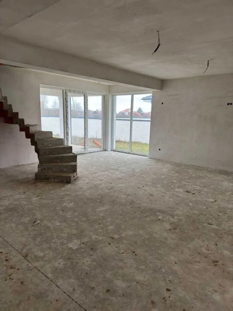 BRASADAS vinde casa in stil mediteranean, 160mp. - Agentia Imobiliara BRASADAS vinde casa in stil mediteranean – Spațiu, eleganță și confort.

Vă propunem spre vânzare o casă parter, construită în stil mediteranean, ideală pentru o familie care își dorește confort, lumină naturală și un spațiu bine compartimentat.

 Suprafață teren: 5,92 ari
 Suprafață utilă: 160 mp

 Compartimentare:

4 dormitoare spațioase

3 băi

Living generos și luminos

Bucătărie

Dressing

Cameră tehnică

Terasă ideală pentru relaxare

 Stadiu și dotări:

Imobil semifinisat

Pereți tencuiți

Instalație electrică realizată

Încălzire în pardoseală

Tâmplărie PVC REHAU, 2 sticle

Casa impresionează prin arhitectura elegantă în stil mediteranean, spațiile aerisite și compartimentarea practică. Terasa și terenul de 5,92 ari oferă posibilitatea amenajării unei grădini sau a unei zone de relaxare după propriul gust.

Construcție pe un singur nivel – confort maxim
 Ideală pentru familie numeroasă
 Posibilitate de personalizare a finisajelor

Www.brasadas.com.
