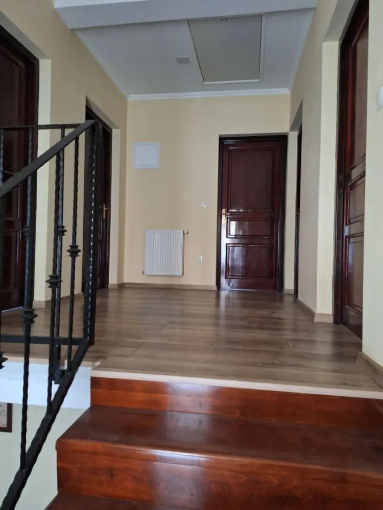 BRASADAS vinde casa construita in 2016 in zona Titulescu. - Agentia Imobiliara BRASADAS vinde casa de locuit in zona Titulescu.
Compartimentare : 4 camere, líving, bucatarie, 2 bai, casa scarii, panouri solare, cazan lemne.
Construita in 2016, teren 300mp. suprafata utila 200mp. beci 60mp. terasa 40mp. 
Www.brasadas.com.