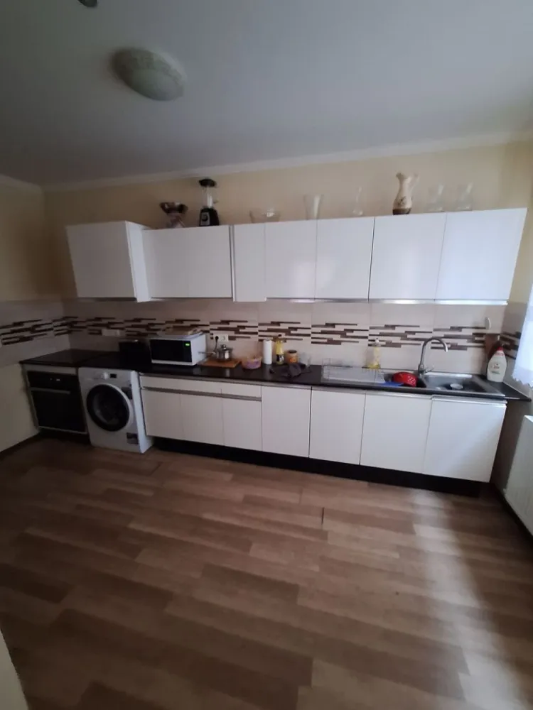 BRASADAS vinde casa construita in 2016 in zona Titulescu. - Agentia Imobiliara BRASADAS vinde casa de locuit in zona Titulescu.
Compartimentare : 4 camere, líving, bucatarie, 2 bai, casa scarii, panouri solare, cazan lemne.
Construita in 2016, teren 300mp. suprafata utila 200mp. beci 60mp. terasa 40mp. 
Www.brasadas.com.