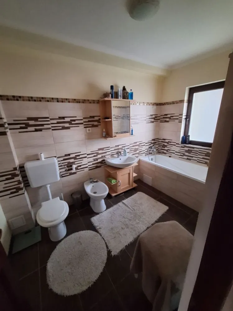 BRASADAS vinde casa construita in 2016 in zona Titulescu. - Agentia Imobiliara BRASADAS vinde casa de locuit in zona Titulescu.
Compartimentare : 4 camere, líving, bucatarie, 2 bai, casa scarii, panouri solare, cazan lemne.
Construita in 2016, teren 300mp. suprafata utila 200mp. beci 60mp. terasa 40mp. 
Www.brasadas.com.