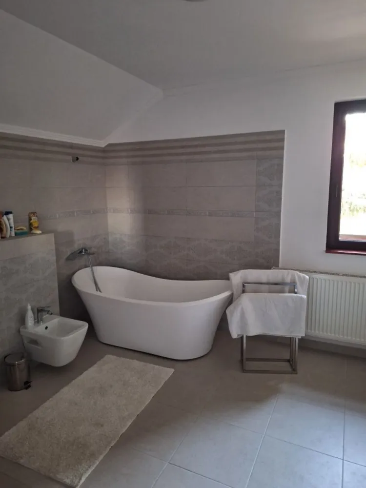 BRASADAS vinde casa construita in 2016 in zona Titulescu. - Agentia Imobiliara BRASADAS vinde casa de locuit in zona Titulescu.
Compartimentare : 4 camere, líving, bucatarie, 2 bai, casa scarii, panouri solare, cazan lemne.
Construita in 2016, teren 300mp. suprafata utila 200mp. beci 60mp. terasa 40mp. 
Www.brasadas.com.