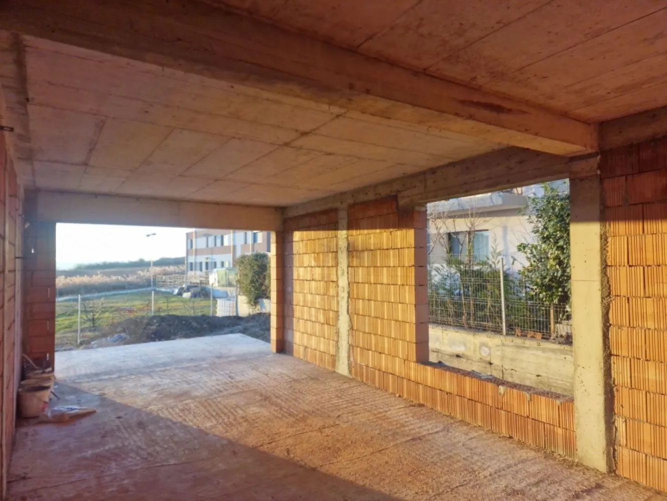 Duplex Str. Voronet - Persoana fizica, ofer spre vânzare spațiu locativ pe strada Voroneț, în Cluj-Napoca cu suprafață utila de 139mp, organizat astfel:
 Subsol: garaj pentru o mașină, plus spațiu depozitare/beci (14mp)
 Parter: hol, baie, bucatarie si living cu ieșire pe terasa spre gradina.
 Etaj: dormitor matrimonial cu baie proprie si terasa cu vedere spre oraș, plus încă două dormitoare, o baie si un balcon. 
 Construcția va beneficia de încălzire în pardoseala, sistem fotovoltaic de 5kw, tâmplărie Veka, pachet de sticla tripan cu bagheta caldă si montajul tamplariei realizat cu folii, ieșirea pe terasa din living se va face printr-o usa culisanta.
Fatadele construcției o sa fie realizate cu termosistem de 15cm si finisat cu cărămidă. Ușa de intrare in locuinta o sa fie din aluminiu, iar întrarea în garaj are ușa automatizata.
Clădirea o să fie racordata la rețeaua de apă, canalizare, gaz, curent, internet prin fibra optica.
Zona liniștită cu priveliște frumoasă asupra orașului si stația de autobuz la 15m.
Parc de joaca si recreere publică în apropiere.
Pentru vizionare nu ezitați sa ma contactați.