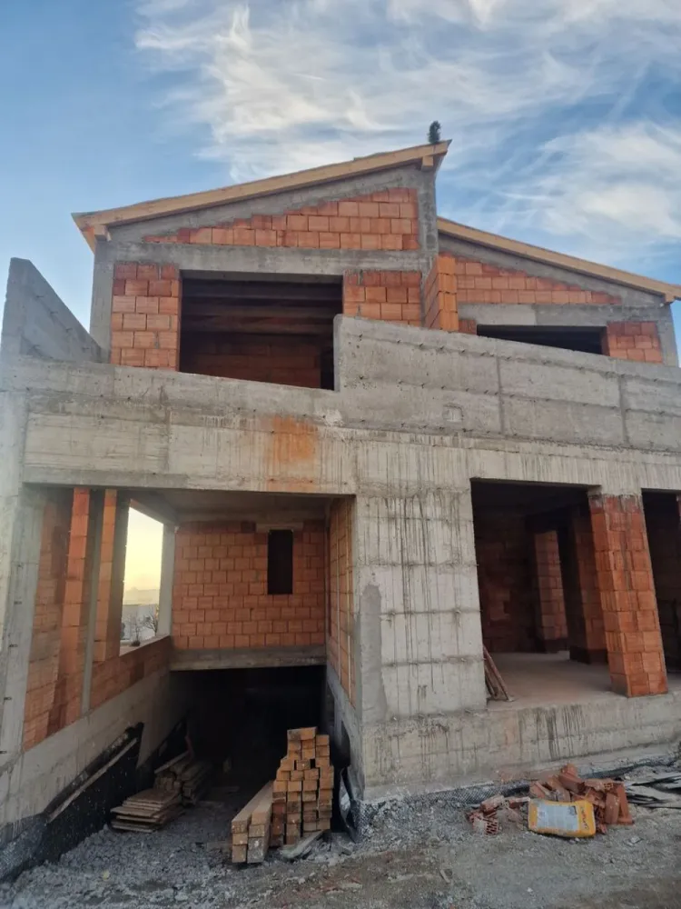 Duplex Str. Voronet - Persoana fizica, ofer spre vânzare spațiu locativ pe strada Voroneț, în Cluj-Napoca cu suprafață utila de 139mp, organizat astfel:
 Subsol: garaj pentru o mașină, plus spațiu depozitare/beci (14mp)
 Parter: hol, baie, bucatarie si living cu ieșire pe terasa spre gradina.
 Etaj: dormitor matrimonial cu baie proprie si terasa cu vedere spre oraș, plus încă două dormitoare, o baie si un balcon. 
 Construcția va beneficia de încălzire în pardoseala, sistem fotovoltaic de 5kw, tâmplărie Veka, pachet de sticla tripan cu bagheta caldă si montajul tamplariei realizat cu folii, ieșirea pe terasa din living se va face printr-o usa culisanta.
Fatadele construcției o sa fie realizate cu termosistem de 15cm si finisat cu cărămidă. Ușa de intrare in locuinta o sa fie din aluminiu, iar întrarea în garaj are ușa automatizata.
Clădirea o să fie racordata la rețeaua de apă, canalizare, gaz, curent, internet prin fibra optica.
Zona liniștită cu priveliște frumoasă asupra orașului si stația de autobuz la 15m.
Parc de joaca si recreere publică în apropiere.
Pentru vizionare nu ezitați sa ma contactați.