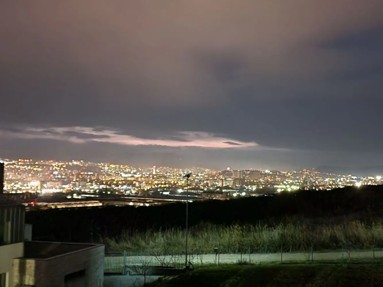 Duplex Str. Voronet - Persoana fizica, ofer spre vânzare spațiu locativ pe strada Voroneț, în Cluj-Napoca cu suprafață utila de 139mp, organizat astfel:
 Subsol: garaj pentru o mașină, plus spațiu depozitare/beci (14mp)
 Parter: hol, baie, bucatarie si living cu ieșire pe terasa spre gradina.
 Etaj: dormitor matrimonial cu baie proprie si terasa cu vedere spre oraș, plus încă două dormitoare, o baie si un balcon. 
 Construcția va beneficia de încălzire în pardoseala, sistem fotovoltaic de 5kw, tâmplărie Veka, pachet de sticla tripan cu bagheta caldă si montajul tamplariei realizat cu folii, ieșirea pe terasa din living se va face printr-o usa culisanta.
Fatadele construcției o sa fie realizate cu termosistem de 15cm si finisat cu cărămidă. Ușa de intrare in locuinta o sa fie din aluminiu, iar întrarea în garaj are ușa automatizata.
Clădirea o să fie racordata la rețeaua de apă, canalizare, gaz, curent, internet prin fibra optica.
Zona liniștită cu priveliște frumoasă asupra orașului si stația de autobuz la 15m.
Parc de joaca si recreere publică în apropiere.
Pentru vizionare nu ezitați sa ma contactați.