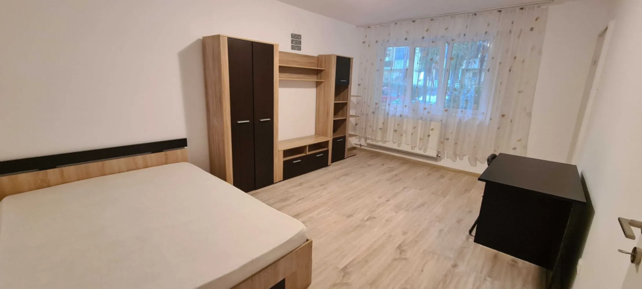 Garsoniera de vanzare - Manastur, str Mehedinti, 28mp - Persoana fizica, ofer spre vanzare o garsoniera situata la parter, pe strada Mehedinti in zona Olimpia.

Garsoniera are o suprafata utila de 28 mp si este compusa din camera, bucatarie cu camara, hol si baie.
Imobilul este izolat termic, incalzirea se face prin reteaua de termoficare. 
Se vinde mobilata si utilata. 

Pentru mai multe detalii sau programarea unei vizionari, nu ezitati sa ma contactati la numarul de telefon din anunt.
