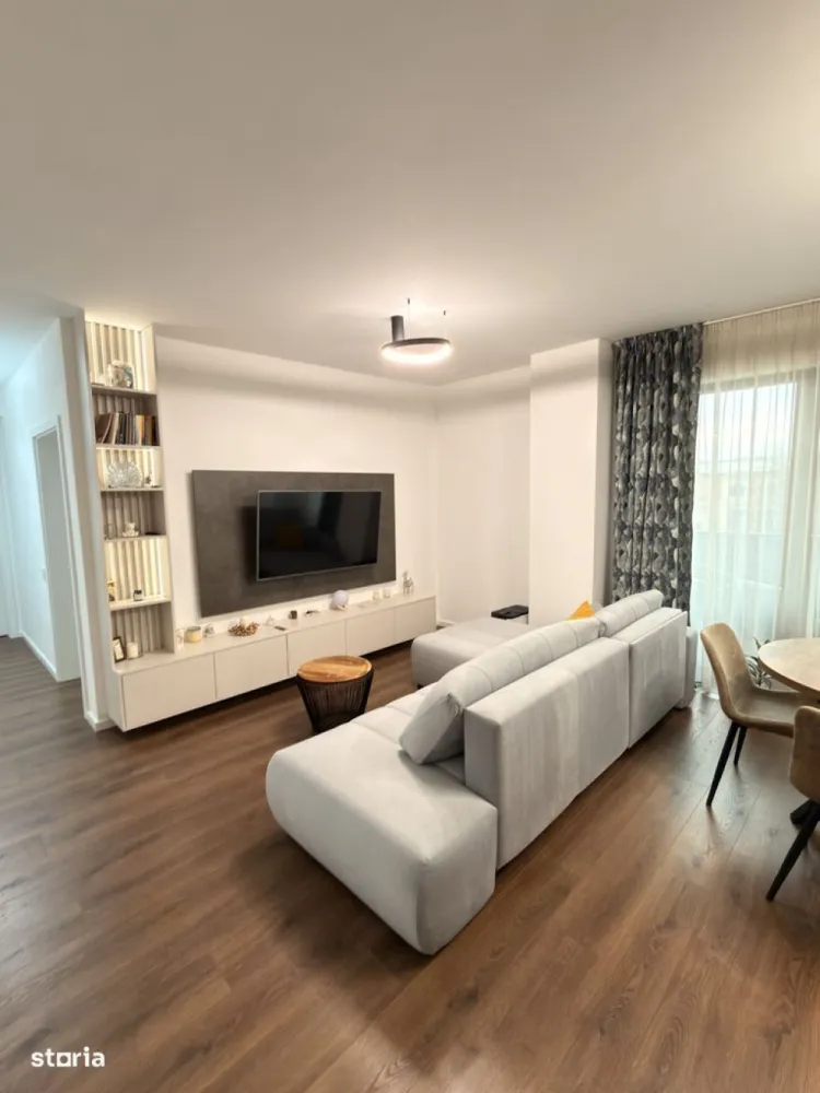 BRASADAS vinde ap 4 cam | 84 mp | 2024 | Mobilat | Etaj 2. - Agentia Imobiliara BRASADAS vinde un apartament spațios și elegant, cu o suprafață utilă de 84 mp, completat de două balcoane însumând 6 mp, situat la etajul 2 al unui imobil nou, finalizat în 2024, cu regim de înălțime P+6 și parcare subterană.Compartimentare excelentă, gândită pentru confortul unei familii:living generos cu bucătărie open-space3 dormitoare luminoase2 băi2 holuri (hol de acces + hol dedicat zonei de noapte)Apartamentul se vinde complet mobilat și utilat, cu electrocasnice premium Bosch și Samsung, numeroase spații de depozitare și o amenajare practică, modernă și de bun gust. Este o locuință gata de mutat, fără investiții suplimentare.Liniștea, spațiile verzi și luminozitatea oferă un ambient plăcut, ideal pentru familii care își doresc un stil de viață echilibrat, aproape de oraș, dar departe de agitație.Localizare excelentă – foarte aproape de centru, într-o zonă în plină dezvoltare, cu acces rapid către punctele de interes ale orașului. Apartamentul beneficiază de certificat de performanță energetică clasa A, garantând eficiență și costuri reduse de întreținere.
Opțional: Parcare subterană cu stație de încărcare pentru mașini electrice (3,5 kW, acces RFID, contor separat) – 25.000 €A doua parcare disponibilă – 17.000 € + TVA
Dacă îți dorești o locuință modernă, spațioasă și bine poziționată, perfectă pentru tine și familia ta, acest apartament merită văzut.
Www.brasadas.com.
