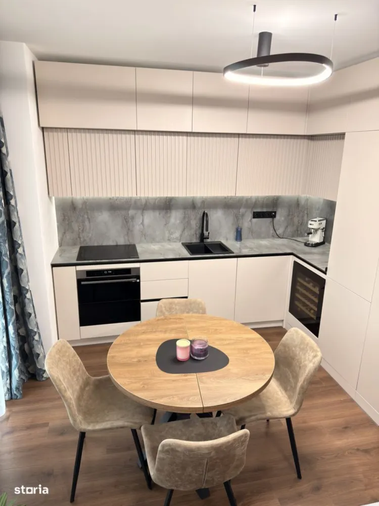 BRASADAS vinde ap 4 cam | 84 mp | 2024 | Mobilat | Etaj 2. - Agentia Imobiliara BRASADAS vinde un apartament spațios și elegant, cu o suprafață utilă de 84 mp, completat de două balcoane însumând 6 mp, situat la etajul 2 al unui imobil nou, finalizat în 2024, cu regim de înălțime P+6 și parcare subterană.Compartimentare excelentă, gândită pentru confortul unei familii:living generos cu bucătărie open-space3 dormitoare luminoase2 băi2 holuri (hol de acces + hol dedicat zonei de noapte)Apartamentul se vinde complet mobilat și utilat, cu electrocasnice premium Bosch și Samsung, numeroase spații de depozitare și o amenajare practică, modernă și de bun gust. Este o locuință gata de mutat, fără investiții suplimentare.Liniștea, spațiile verzi și luminozitatea oferă un ambient plăcut, ideal pentru familii care își doresc un stil de viață echilibrat, aproape de oraș, dar departe de agitație.Localizare excelentă – foarte aproape de centru, într-o zonă în plină dezvoltare, cu acces rapid către punctele de interes ale orașului. Apartamentul beneficiază de certificat de performanță energetică clasa A, garantând eficiență și costuri reduse de întreținere.
Opțional: Parcare subterană cu stație de încărcare pentru mașini electrice (3,5 kW, acces RFID, contor separat) – 25.000 €A doua parcare disponibilă – 17.000 € + TVA
Dacă îți dorești o locuință modernă, spațioasă și bine poziționată, perfectă pentru tine și familia ta, acest apartament merită văzut.
Www.brasadas.com.