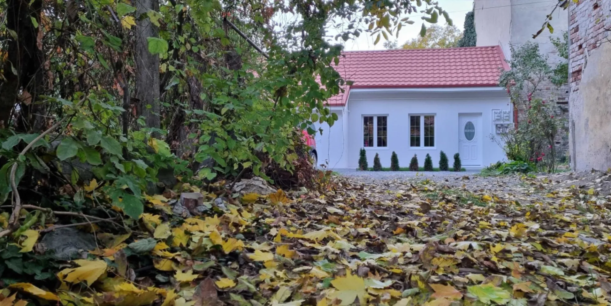 Cladire cu 2 studiouri Cluj-Napoca, Strada Horea – ideală investiție - Vând casă situată în Cluj-Napoca, pe Strada Horea, amplasată într-o curte comună liniștită, la doar câteva minute de centrul orașului. Proprietatea este pe un singur nivel și este compusă din două apartamente tip studio, complet mobilate și utilate, pregătite pentru locuire imediată sau închiriere în regim hotelier.

Detalii:
- Suprafață utilă totală: aprox. 50–60 mp (25–30 mp / studio)
- Două apartamente independente, fiecare cu intrare separată din curte
- Încălzire în pardoseală și centrală termică proprie
- Aparat smart de recirculare a aerului cu recuperare de căldură
- Utilități separate pentru fiecare apartament
- Complet mobilate și echipate (electrocasnice, mobilier, TV, bucătărie completă etc.)
- Curte comună curată și îngrijită

Avantaje:
- Poziție excelentă – aproape de gară, centrul orașului, mijloace de transport și universități
- Ideal pentru investiție – se pretează perfect pentru închiriere în regim hotelier sau pe termen lung
- Fără lucrări necesare – se poate închiria sau locui imediat
- Posibilitate de mansardare, oferind potențial suplimentar de extindere sau creștere a valorii investiției.
