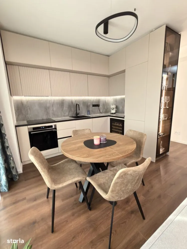 BRASADAS vinde ap 4 cam | 84 mp | 2024 | Mobilat | Etaj 2. - Agentia Imobiliara BRASADAS vinde un apartament spațios și elegant, cu o suprafață utilă de 84 mp, completat de două balcoane însumând 6 mp, situat la etajul 2 al unui imobil nou, finalizat în 2024, cu regim de înălțime P+6 și parcare subterană.Compartimentare excelentă, gândită pentru confortul unei familii:living generos cu bucătărie open-space3 dormitoare luminoase2 băi2 holuri (hol de acces + hol dedicat zonei de noapte)Apartamentul se vinde complet mobilat și utilat, cu electrocasnice premium Bosch și Samsung, numeroase spații de depozitare și o amenajare practică, modernă și de bun gust. Este o locuință gata de mutat, fără investiții suplimentare.Liniștea, spațiile verzi și luminozitatea oferă un ambient plăcut, ideal pentru familii care își doresc un stil de viață echilibrat, aproape de oraș, dar departe de agitație.Localizare excelentă – foarte aproape de centru, într-o zonă în plină dezvoltare, cu acces rapid către punctele de interes ale orașului. Apartamentul beneficiază de certificat de performanță energetică clasa A, garantând eficiență și costuri reduse de întreținere.
Opțional: Parcare subterană cu stație de încărcare pentru mașini electrice (3,5 kW, acces RFID, contor separat) – 25.000 €A doua parcare disponibilă – 17.000 € + TVA
Dacă îți dorești o locuință modernă, spațioasă și bine poziționată, perfectă pentru tine și familia ta, acest apartament merită văzut.
Www.brasadas.com.