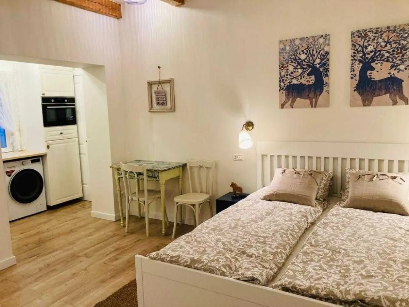 Cladire cu 2 studiouri Cluj-Napoca, Strada Horea – ideală investiție - Vând casă situată în Cluj-Napoca, pe Strada Horea, amplasată într-o curte comună liniștită, la doar câteva minute de centrul orașului. Proprietatea este pe un singur nivel și este compusă din două apartamente tip studio, complet mobilate și utilate, pregătite pentru locuire imediată sau închiriere în regim hotelier.

Detalii:
- Suprafață utilă totală: aprox. 50–60 mp (25–30 mp / studio)
- Două apartamente independente, fiecare cu intrare separată din curte
- Încălzire în pardoseală și centrală termică proprie
- Aparat smart de recirculare a aerului cu recuperare de căldură
- Utilități separate pentru fiecare apartament
- Complet mobilate și echipate (electrocasnice, mobilier, TV, bucătărie completă etc.)
- Curte comună curată și îngrijită

Avantaje:
- Poziție excelentă – aproape de gară, centrul orașului, mijloace de transport și universități
- Ideal pentru investiție – se pretează perfect pentru închiriere în regim hotelier sau pe termen lung
- Fără lucrări necesare – se poate închiria sau locui imediat
- Posibilitate de mansardare, oferind potențial suplimentar de extindere sau creștere a valorii investiției.