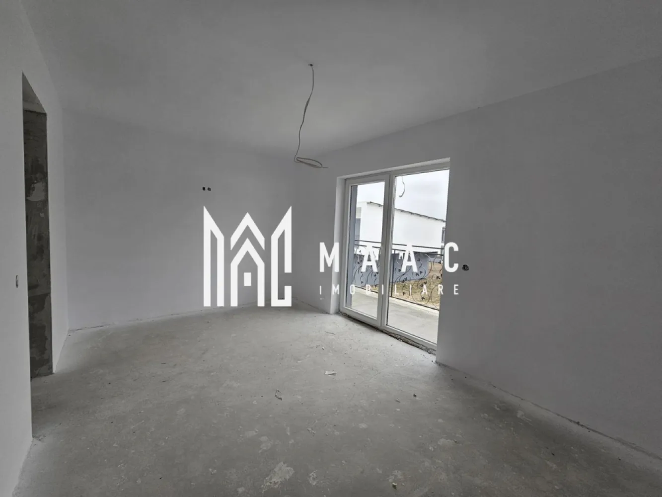 Duplex | 110 MPU | 264 MP Teren | Predare La Alb | Tropinii Noi - MAAC Imobiliare vă propune spre vânzare o locuință tip duplex

Proprietatea are o suprafață utilă de 110 mp și o suprafață construită de 168 mp, fiind edificată pe un teren total de 264 mp, cu amprentă la sol de 70 mp. Construcția este realizată în anul 2024 și se predă la stadiul de alb avansat, oferind posibilitatea personalizării finisajelor interioare.

Compartimentarea este practică și bine structurată:

parter:
-bucătărie spațioasă
-hol de acces
-baie spațioasă
-living generos, cu lumină naturală abundentă și acces direct în grădina proprie

etaj:
-3 dormitoare confortabile, dintre care unul cu ieșire pe balcon
-baie spațioasă
-hol de acces
-dressing

Locuința beneficiază de grădină privată, ideală pentru relaxare sau petrecerea timpului liber, precum și de balcon, potrivit pentru momentele de liniște. Amplasarea în apropierea Pădurii Dumbrava, a parcurilor și zonelor de agrement adaugă un plus de valoare acestei proprietăți.

Această casă tip duplex reprezintă o alegere potrivită pentru cei care își doresc o locuință modernă, spațioasă și amplasată într-o zonă excelentă.

Pentru informații și vizionări, vă rugăm să menționați numărul CP2773972 la telefon