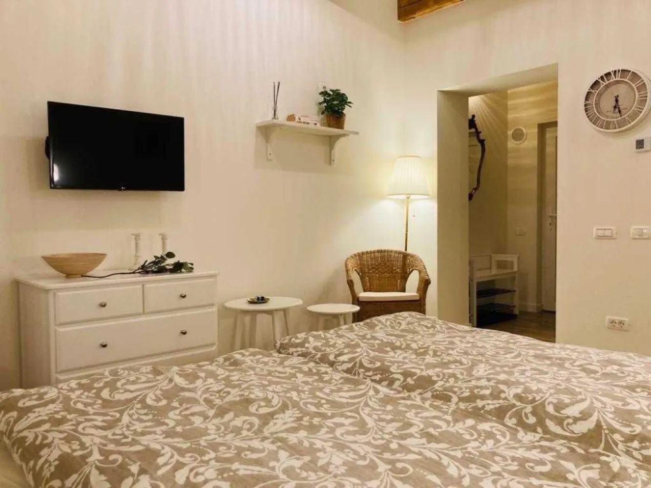 Cladire cu 2 studiouri Cluj-Napoca, Strada Horea – ideală investiție - Vând casă situată în Cluj-Napoca, pe Strada Horea, amplasată într-o curte comună liniștită, la doar câteva minute de centrul orașului. Proprietatea este pe un singur nivel și este compusă din două apartamente tip studio, complet mobilate și utilate, pregătite pentru locuire imediată sau închiriere în regim hotelier.

Detalii:
- Suprafață utilă totală: aprox. 50–60 mp (25–30 mp / studio)
- Două apartamente independente, fiecare cu intrare separată din curte
- Încălzire în pardoseală și centrală termică proprie
- Aparat smart de recirculare a aerului cu recuperare de căldură
- Utilități separate pentru fiecare apartament
- Complet mobilate și echipate (electrocasnice, mobilier, TV, bucătărie completă etc.)
- Curte comună curată și îngrijită

Avantaje:
- Poziție excelentă – aproape de gară, centrul orașului, mijloace de transport și universități
- Ideal pentru investiție – se pretează perfect pentru închiriere în regim hotelier sau pe termen lung
- Fără lucrări necesare – se poate închiria sau locui imediat
- Posibilitate de mansardare, oferind potențial suplimentar de extindere sau creștere a valorii investiției.