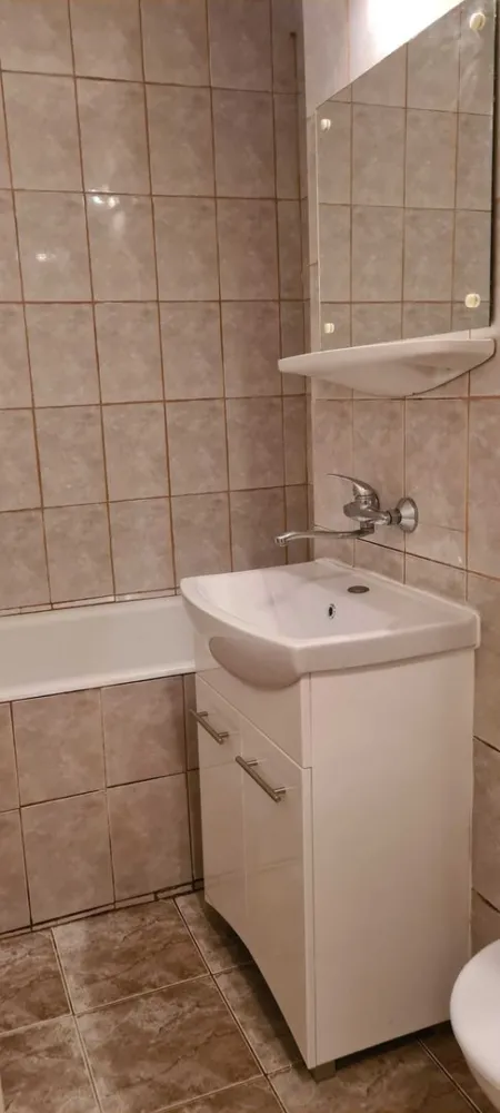Garsoniera de vanzare - Manastur, str Mehedinti, 28mp - Persoana fizica, ofer spre vanzare o garsoniera situata la parter, pe strada Mehedinti in zona Olimpia.

Garsoniera are o suprafata utila de 28 mp si este compusa din camera, bucatarie cu camara, hol si baie.
Imobilul este izolat termic, incalzirea se face prin reteaua de termoficare. 
Se vinde mobilata si utilata. 

Pentru mai multe detalii sau programarea unei vizionari, nu ezitati sa ma contactati la numarul de telefon din anunt.