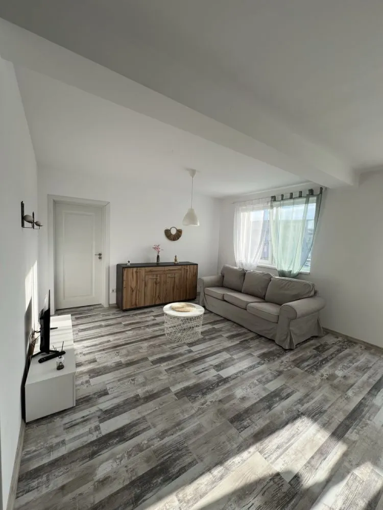 Vand apartament cu 2 camere - Persoana fizica vand Apartament cu 2 camere, are o suprafata de 47 mp, situat la etajul 2. 
Constructia este din 2023, oferind confort si modernitate. Baia este dotata cu cada si dus, iar finisajele sunt de calitate superioara.

Parcare exterioara inclusa in pret!

Locatia este ideala, aproape de magazine si restaurante. In apropiere se afla magazine, posta, scoala, etc. De asemenea, ai acces usor la transportul in comun, cu mai multe statii de autobuz in apropiere.

Nu rata ocazia de a viziona acest apartament! Contacteaza-ne pentru mai multe detalii si programari.