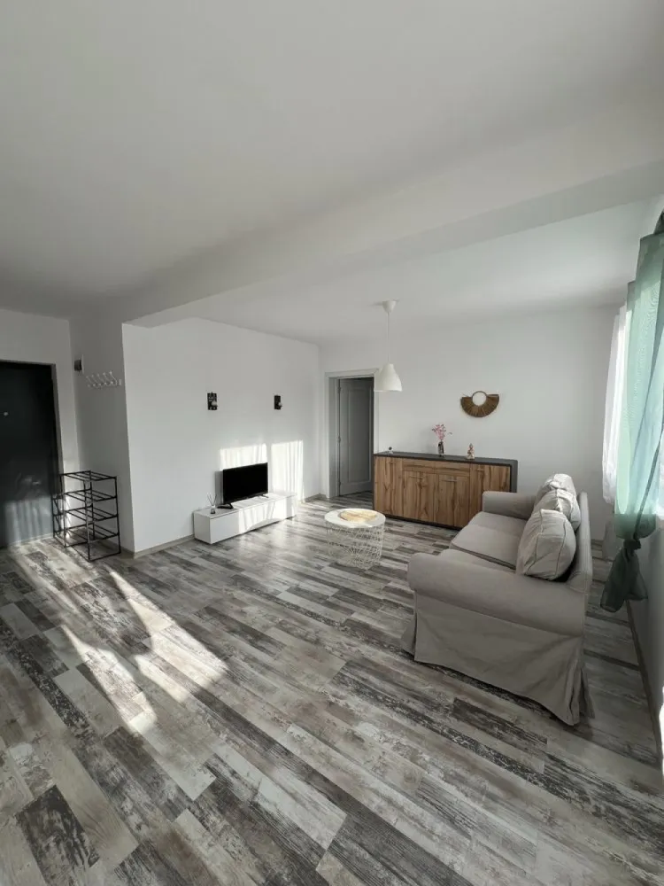 Vand apartament cu 2 camere - Persoana fizica vand Apartament cu 2 camere, are o suprafata de 47 mp, situat la etajul 2. 
Constructia este din 2023, oferind confort si modernitate. Baia este dotata cu cada si dus, iar finisajele sunt de calitate superioara.

Parcare exterioara inclusa in pret!

Locatia este ideala, aproape de magazine si restaurante. In apropiere se afla magazine, posta, scoala, etc. De asemenea, ai acces usor la transportul in comun, cu mai multe statii de autobuz in apropiere.

Nu rata ocazia de a viziona acest apartament! Contacteaza-ne pentru mai multe detalii si programari.