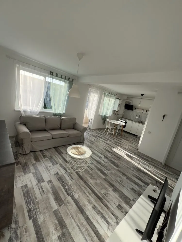 Vand apartament cu 2 camere - Persoana fizica vand Apartament cu 2 camere, are o suprafata de 47 mp, situat la etajul 2. 
Constructia este din 2023, oferind confort si modernitate. Baia este dotata cu cada si dus, iar finisajele sunt de calitate superioara.

Parcare exterioara inclusa in pret!

Locatia este ideala, aproape de magazine si restaurante. In apropiere se afla magazine, posta, scoala, etc. De asemenea, ai acces usor la transportul in comun, cu mai multe statii de autobuz in apropiere.

Nu rata ocazia de a viziona acest apartament! Contacteaza-ne pentru mai multe detalii si programari.