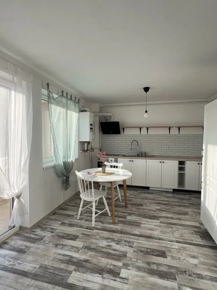 Vand apartament cu 2 camere - Persoana fizica vand Apartament cu 2 camere, are o suprafata de 47 mp, situat la etajul 2. 
Constructia este din 2023, oferind confort si modernitate. Baia este dotata cu cada si dus, iar finisajele sunt de calitate superioara.

Parcare exterioara inclusa in pret!

Locatia este ideala, aproape de magazine si restaurante. In apropiere se afla magazine, posta, scoala, etc. De asemenea, ai acces usor la transportul in comun, cu mai multe statii de autobuz in apropiere.

Nu rata ocazia de a viziona acest apartament! Contacteaza-ne pentru mai multe detalii si programari.