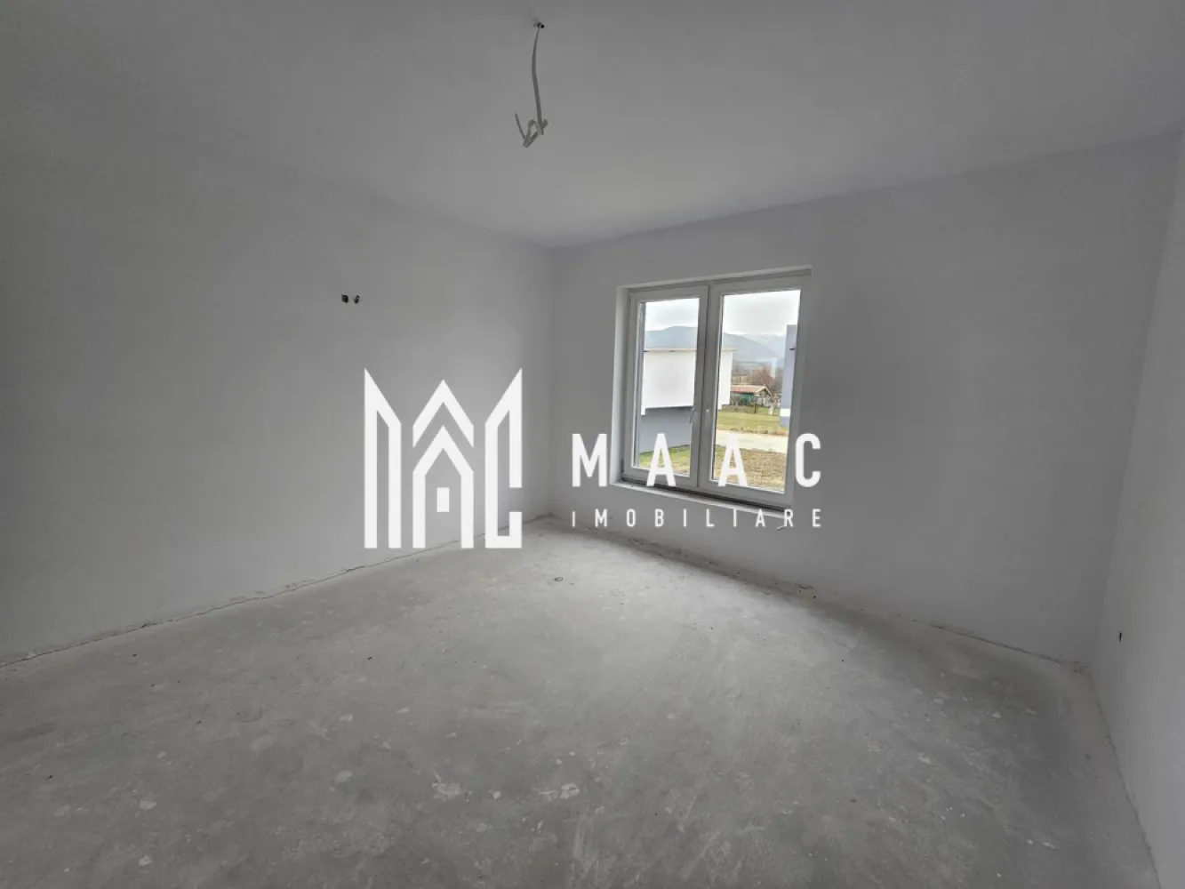 Duplex | 110 MPU | 264 MP Teren | Predare La Alb | Tropinii Noi - MAAC Imobiliare vă propune spre vânzare o locuință tip duplex

Proprietatea are o suprafață utilă de 110 mp și o suprafață construită de 168 mp, fiind edificată pe un teren total de 264 mp, cu amprentă la sol de 70 mp. Construcția este realizată în anul 2024 și se predă la stadiul de alb avansat, oferind posibilitatea personalizării finisajelor interioare.

Compartimentarea este practică și bine structurată:

parter:
-bucătărie spațioasă
-hol de acces
-baie spațioasă
-living generos, cu lumină naturală abundentă și acces direct în grădina proprie

etaj:
-3 dormitoare confortabile, dintre care unul cu ieșire pe balcon
-baie spațioasă
-hol de acces
-dressing

Locuința beneficiază de grădină privată, ideală pentru relaxare sau petrecerea timpului liber, precum și de balcon, potrivit pentru momentele de liniște. Amplasarea în apropierea Pădurii Dumbrava, a parcurilor și zonelor de agrement adaugă un plus de valoare acestei proprietăți.

Această casă tip duplex reprezintă o alegere potrivită pentru cei care își doresc o locuință modernă, spațioasă și amplasată într-o zonă excelentă.

Pentru informații și vizionări, vă rugăm să menționați numărul CP2773972 la telefon