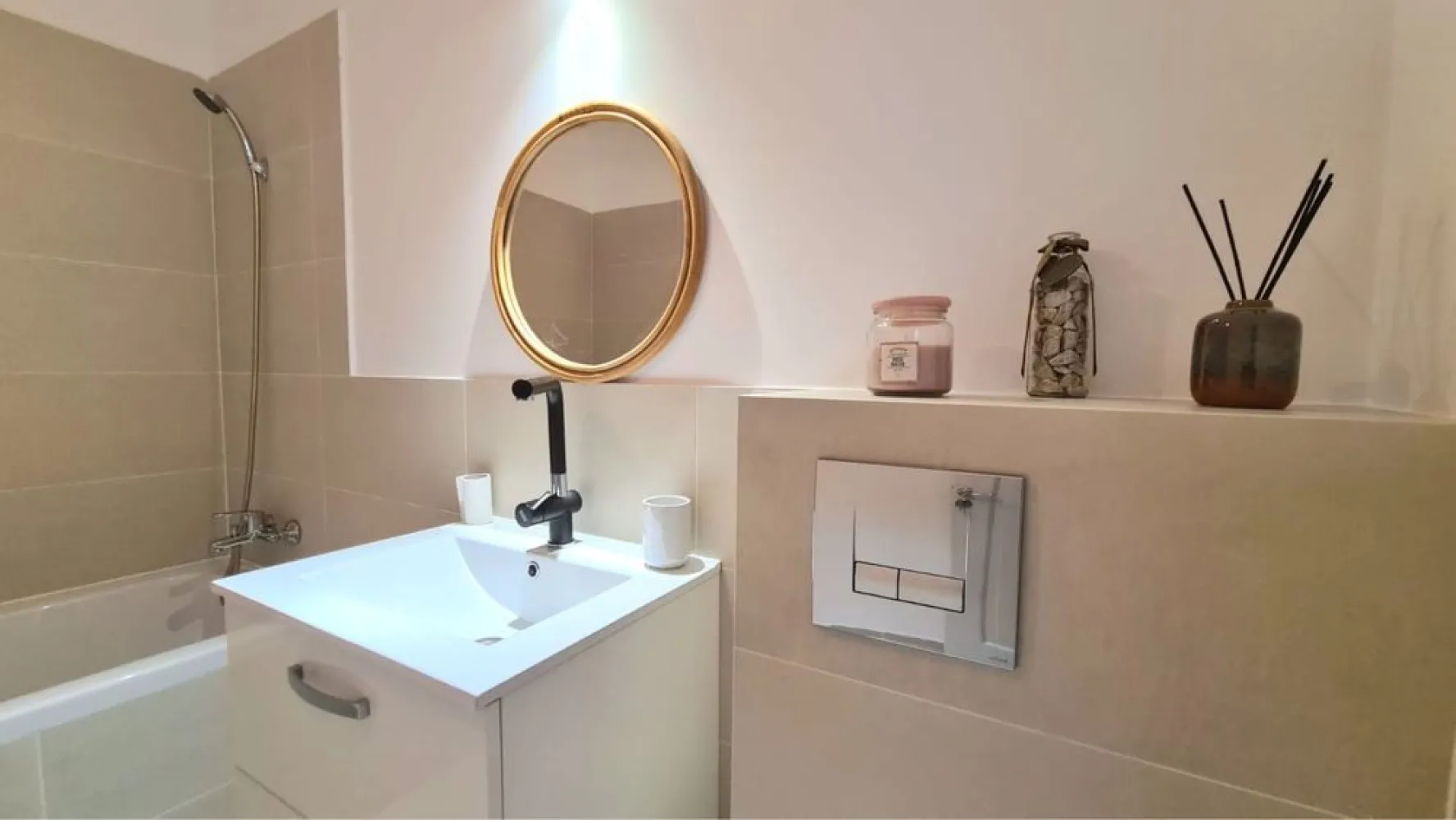 Vand apartament cu 2 camere - Persoana fizica vand Apartament cu 2 camere, are o suprafata de 47 mp, situat la etajul 2. 
Constructia este din 2023, oferind confort si modernitate. Baia este dotata cu cada si dus, iar finisajele sunt de calitate superioara.

Parcare exterioara inclusa in pret!

Locatia este ideala, aproape de magazine si restaurante. In apropiere se afla magazine, posta, scoala, etc. De asemenea, ai acces usor la transportul in comun, cu mai multe statii de autobuz in apropiere.

Nu rata ocazia de a viziona acest apartament! Contacteaza-ne pentru mai multe detalii si programari.