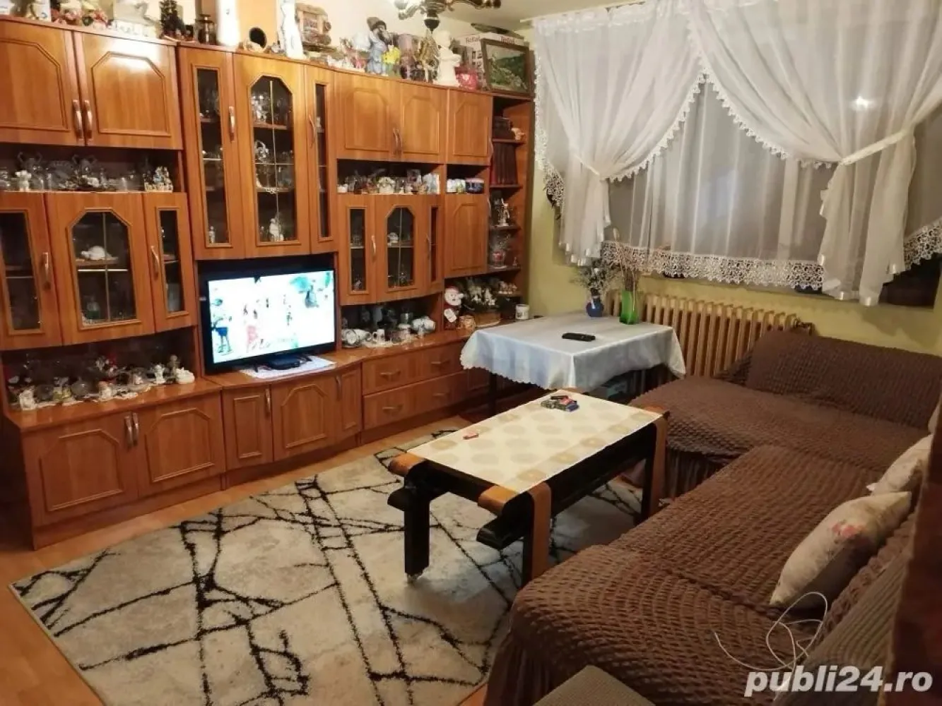 BRASADAS vinde apartament 3 cam PARTER piata Hermes. - Agentia imobiliara BRASADAS vinde apartament cu 3 camere, finisat, spatios si partial mobilat, intr_un bloc bine intretinut, in zona Gheorgheni lângă piața Hermes , la 4 minute de stație de autobuz.

 Compartimentare: living, o bucătărie, două dormitoare, o baie, debara, hol ,balcon închis , loc de parcare și două beciuri. Suprafata utila - 62 mp.

www.brasadas.com.