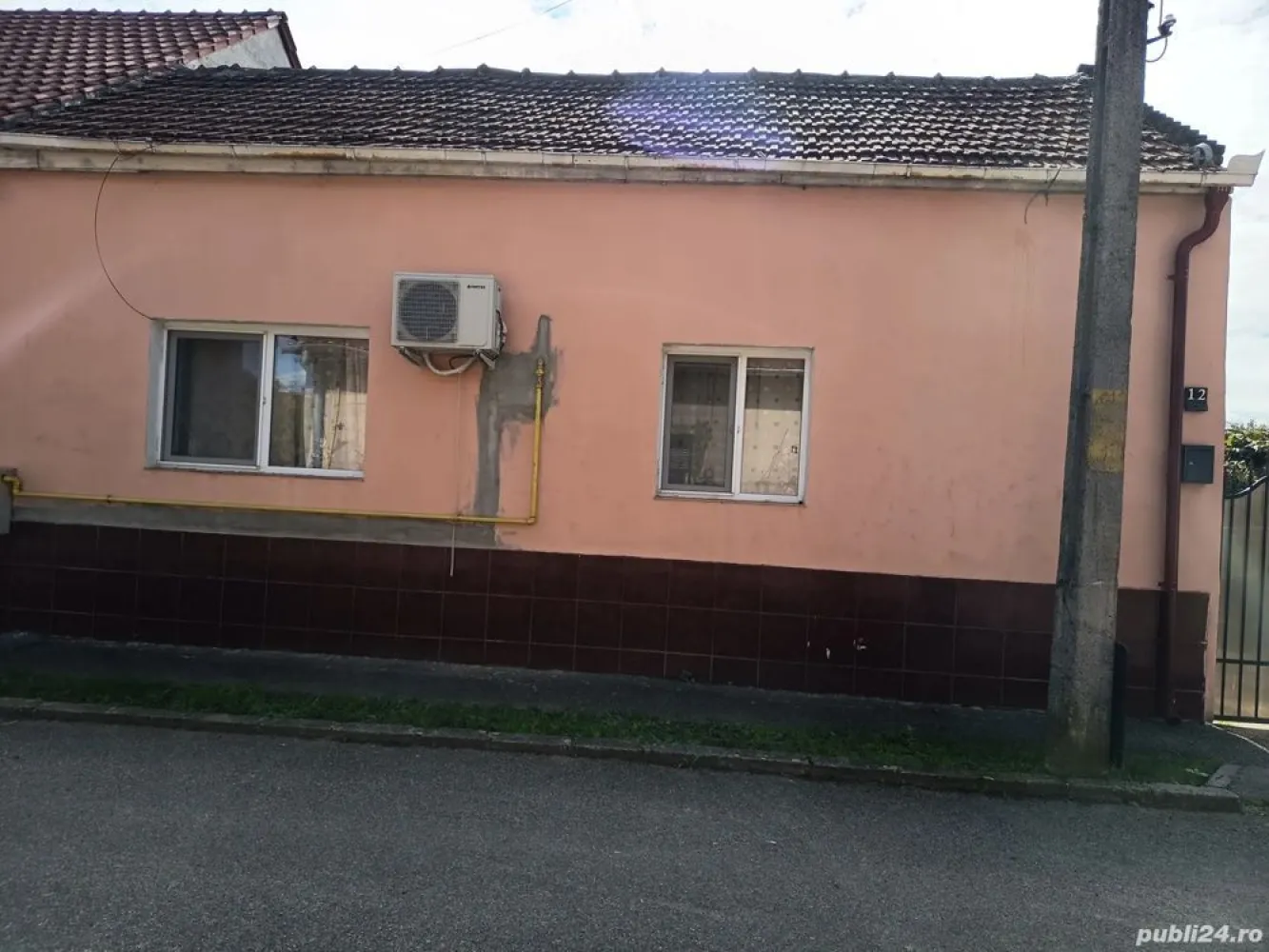 BRASADAS vinde casă 4 cam zona UNIO pentru două familii. - Agentia Imobiliara BRASADAS vinde casă pentru două familii in zona Unio , stradă liniștită, cu trafic redus . 
Casa are 4 camere, două bucătării, două băi, terasă 14 m pătrați, bucătărie de vară, beci, atelier utilat cu acces auto de la stradă și dinspre grădină . 
Suprafață utilă 117 m pătrați plus bucătăria de vară, suprafață teren, 468 mp cu posibilitate de extindere cu încă 70 mp (continuarea grădinii până la strada din spate), posibil încă un loc de casa.
www.brasadas.com.