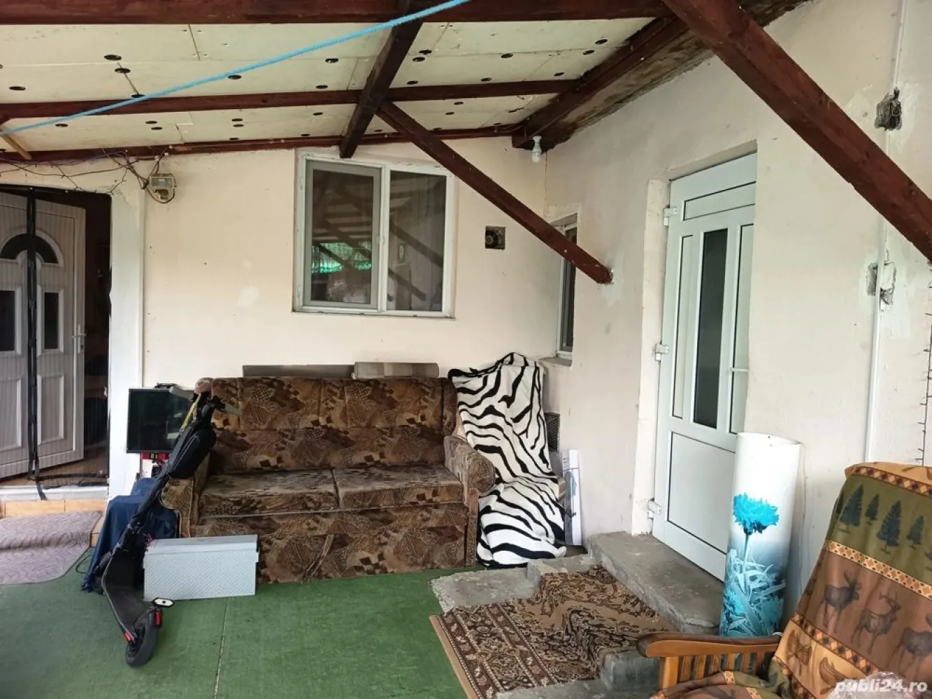 BRASADAS vinde casă 4 cam zona UNIO pentru două familii. - Agentia Imobiliara BRASADAS vinde casă pentru două familii in zona Unio , stradă liniștită, cu trafic redus . 
Casa are 4 camere, două bucătării, două băi, terasă 14 m pătrați, bucătărie de vară, beci, atelier utilat cu acces auto de la stradă și dinspre grădină . 
Suprafață utilă 117 m pătrați plus bucătăria de vară, suprafață teren, 468 mp cu posibilitate de extindere cu încă 70 mp (continuarea grădinii până la strada din spate), posibil încă un loc de casa.
www.brasadas.com.