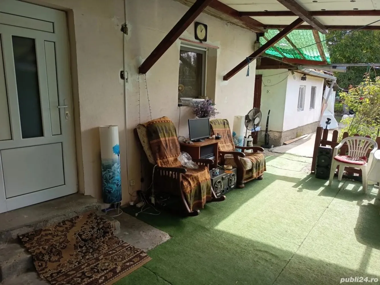 BRASADAS vinde casă 4 cam zona UNIO pentru două familii. - Agentia Imobiliara BRASADAS vinde casă pentru două familii in zona Unio , stradă liniștită, cu trafic redus . 
Casa are 4 camere, două bucătării, două băi, terasă 14 m pătrați, bucătărie de vară, beci, atelier utilat cu acces auto de la stradă și dinspre grădină . 
Suprafață utilă 117 m pătrați plus bucătăria de vară, suprafață teren, 468 mp cu posibilitate de extindere cu încă 70 mp (continuarea grădinii până la strada din spate), posibil încă un loc de casa.
www.brasadas.com.