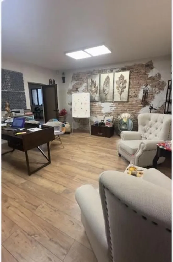 BRASADAS vinde cladire de birouri 24 firme 102.000 euro/an. - Descriere

Investiție imobiliară premium – Clădire de birouri închiriată integral pe termen lung, situată central, pe Str. Domnească nr. 105, la intersecția cu Str. Basarabiei in Mun. Galați.
Poziție strategică: trafic pietonal și auto intens, 2 parcări mari în apropiere, acces rapid la instituții publice, facultăți și licee.

Date cheie investiție:
• Venit anual din chirii: 80.000 €
• Venit suplimentar din utilități refacturate: ~22.000 €
• Total încasări anuale actuale: 102.000 €
• Grad de ocupare: 100% (24 chiriași stabili)
• Randament brut: 14 %/an (9% chirii + ~5% apreciere anuală a proprietății)
• Chirie medie zonă: ~10 €/mp
• ⁠Valoare de piata minima 900.000 euro.

www.brasadas.com.