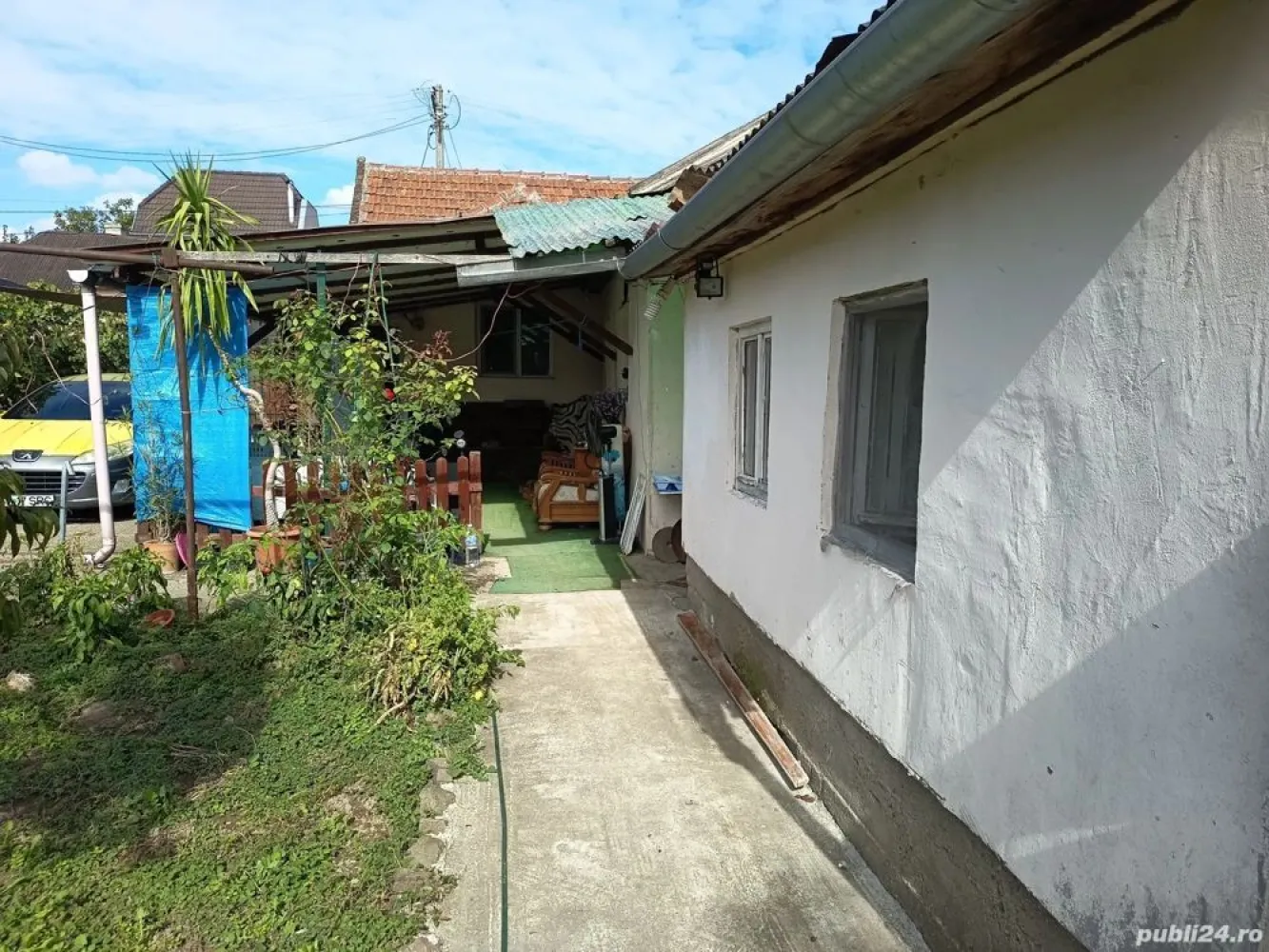 BRASADAS vinde casă 4 cam zona UNIO pentru două familii. - Agentia Imobiliara BRASADAS vinde casă pentru două familii in zona Unio , stradă liniștită, cu trafic redus . 
Casa are 4 camere, două bucătării, două băi, terasă 14 m pătrați, bucătărie de vară, beci, atelier utilat cu acces auto de la stradă și dinspre grădină . 
Suprafață utilă 117 m pătrați plus bucătăria de vară, suprafață teren, 468 mp cu posibilitate de extindere cu încă 70 mp (continuarea grădinii până la strada din spate), posibil încă un loc de casa.
www.brasadas.com.