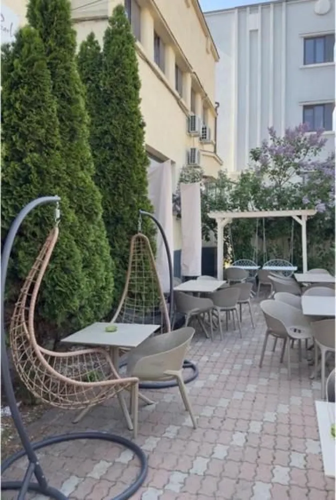 BRASADAS vinde cladire de birouri 24 firme 102.000 euro/an. - Descriere

Investiție imobiliară premium – Clădire de birouri închiriată integral pe termen lung, situată central, pe Str. Domnească nr. 105, la intersecția cu Str. Basarabiei in Mun. Galați.
Poziție strategică: trafic pietonal și auto intens, 2 parcări mari în apropiere, acces rapid la instituții publice, facultăți și licee.

Date cheie investiție:
• Venit anual din chirii: 80.000 €
• Venit suplimentar din utilități refacturate: ~22.000 €
• Total încasări anuale actuale: 102.000 €
• Grad de ocupare: 100% (24 chiriași stabili)
• Randament brut: 14 %/an (9% chirii + ~5% apreciere anuală a proprietății)
• Chirie medie zonă: ~10 €/mp
• ⁠Valoare de piata minima 900.000 euro.

www.brasadas.com.