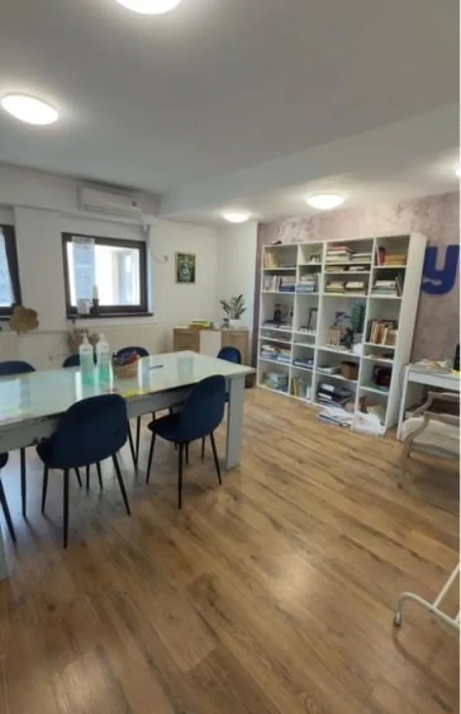 BRASADAS vinde cladire de birouri 24 firme 102.000 euro/an. - Descriere

Investiție imobiliară premium – Clădire de birouri închiriată integral pe termen lung, situată central, pe Str. Domnească nr. 105, la intersecția cu Str. Basarabiei in Mun. Galați.
Poziție strategică: trafic pietonal și auto intens, 2 parcări mari în apropiere, acces rapid la instituții publice, facultăți și licee.

Date cheie investiție:
• Venit anual din chirii: 80.000 €
• Venit suplimentar din utilități refacturate: ~22.000 €
• Total încasări anuale actuale: 102.000 €
• Grad de ocupare: 100% (24 chiriași stabili)
• Randament brut: 14 %/an (9% chirii + ~5% apreciere anuală a proprietății)
• Chirie medie zonă: ~10 €/mp
• ⁠Valoare de piata minima 900.000 euro.

www.brasadas.com.