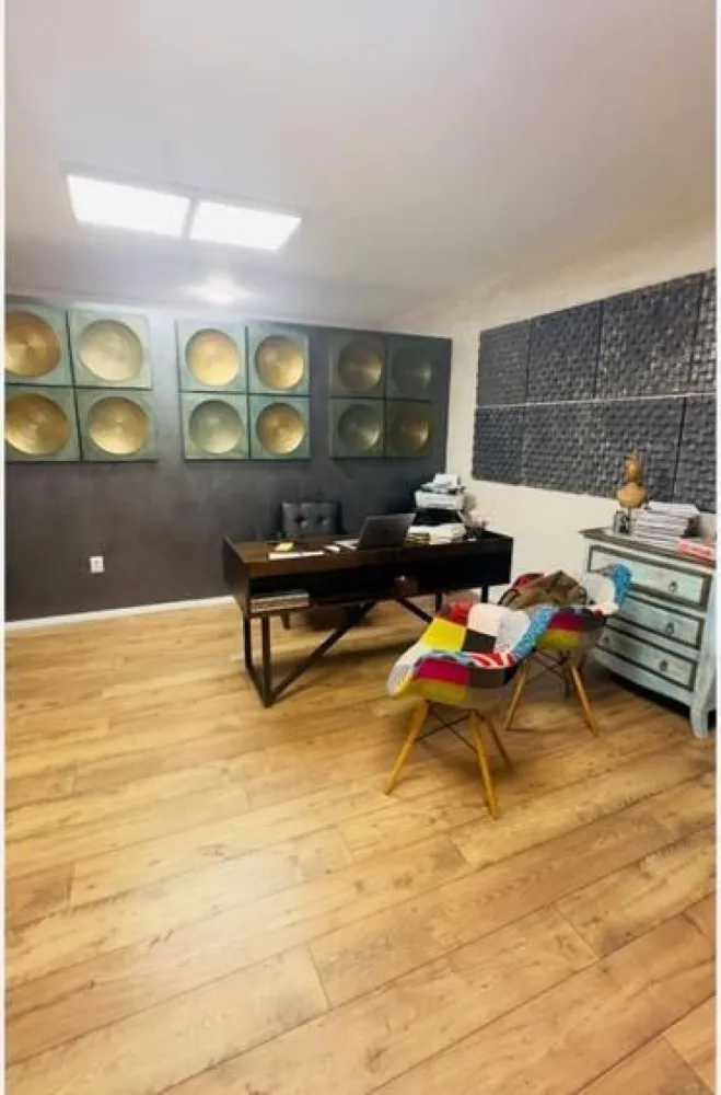 BRASADAS vinde cladire de birouri 24 firme 102.000 euro/an. - Descriere

Investiție imobiliară premium – Clădire de birouri închiriată integral pe termen lung, situată central, pe Str. Domnească nr. 105, la intersecția cu Str. Basarabiei in Mun. Galați.
Poziție strategică: trafic pietonal și auto intens, 2 parcări mari în apropiere, acces rapid la instituții publice, facultăți și licee.

Date cheie investiție:
• Venit anual din chirii: 80.000 €
• Venit suplimentar din utilități refacturate: ~22.000 €
• Total încasări anuale actuale: 102.000 €
• Grad de ocupare: 100% (24 chiriași stabili)
• Randament brut: 14 %/an (9% chirii + ~5% apreciere anuală a proprietății)
• Chirie medie zonă: ~10 €/mp
• ⁠Valoare de piata minima 900.000 euro.

www.brasadas.com.