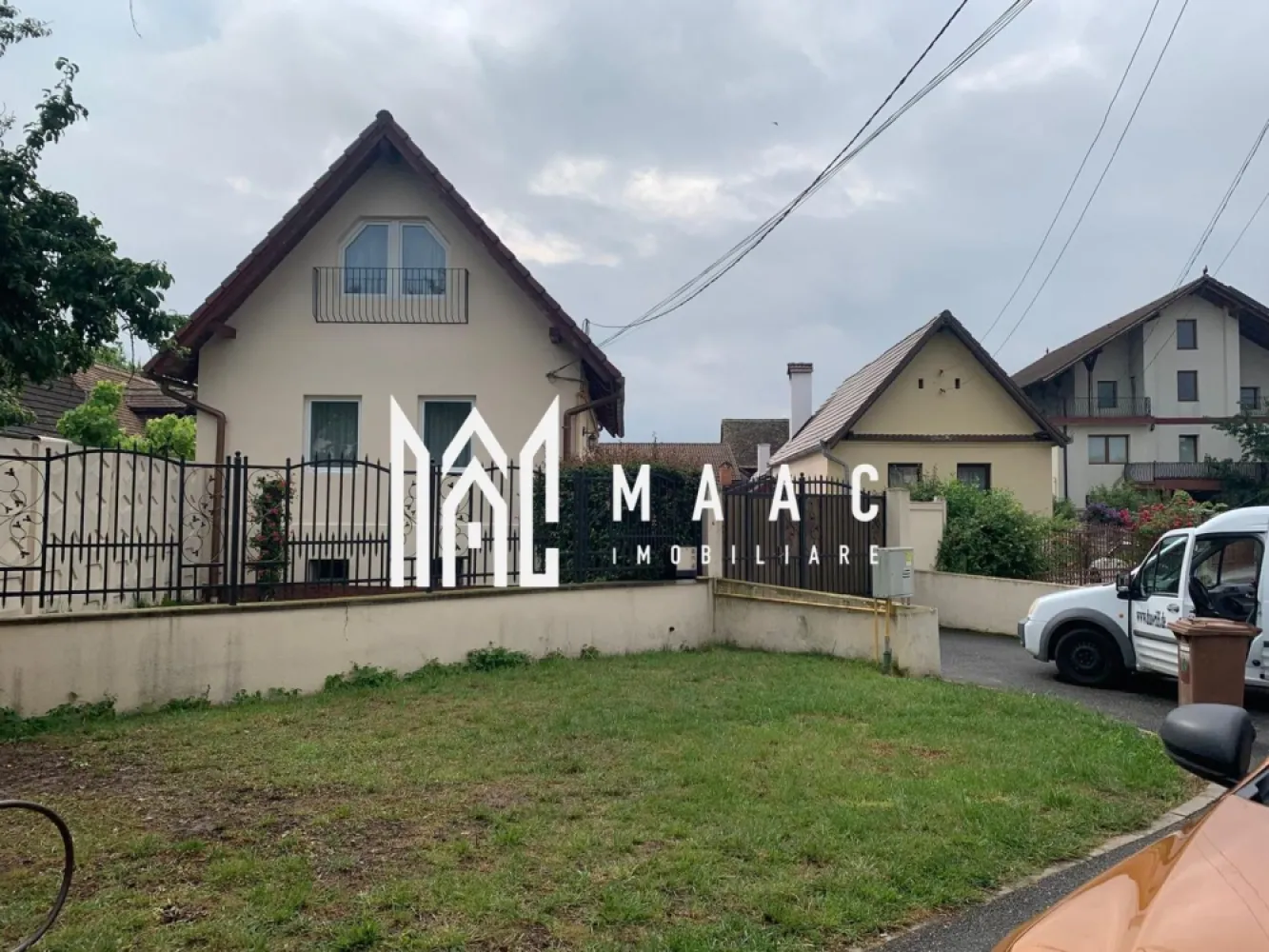 Casă Superba 9 Camere I 1967 mp Teren I Livadă I Ogorului I Turnisor - Proprietate deosebită cu 9 camere, 1967 mp teren, Zona Ogorului – ideală pentru locuire sau investiție

MAAC Imobiliare vă propune spre vânzare o casă spațioasă, cu funcționalitate versatilă, situată într-una dintre cele mai apreciate zone din Sibiu – strada Ogorului. Proprietatea este ideală atât pentru locuire multigenerațională, cât și pentru investiție (pensiune, centru educațional, birouri etc.).

Caracteristici generale:
Suprafață utilă totală: 400 mp
Suprafață construită: 600 mp
Teren total: 1967 mp
Curte: 1720 mp (din care 600 mp curte pavată cu terase, iar aprox. 1000 mp livadă cu 80 de pomi fructiferi)
9 camere | 6 dormitoare | 3 băi | 2 bucătării | terase generoase
Acoperiș din țiglă, pod generos
Două intrări separate
Toate actele la zi | disponibilă imediat

Compartimentare eficientă:
Demisol (80 mp utili):
2 camere
baie
bucătărie
hol

Parter:
2 camere
bucătărie
baie
hol de acces

Mansardă:
2 camere
birou
hol

În plus:

Apartament complet separat de casă, ideal pentru închiriere sau locuire independentă, compus din:
Living – 18 mp
Bucătărie separată
Baie
Dormitor – 28 mp

Avantaje cheie:
Zonă liniștită, cu acces rapid către oraș
Livadă matură cu aproximativ 80 de pomi fructiferi
Curte amenajată, spațiu generos pentru relaxare și activități în aer liber
Ideală pentru familii numeroase sau conversie în spațiu comercial/locativ

Pentru detalii suplimentare, consultanță sau programarea unei vizionări, va rugăm să ne contactati specificand ID: CP2773495.