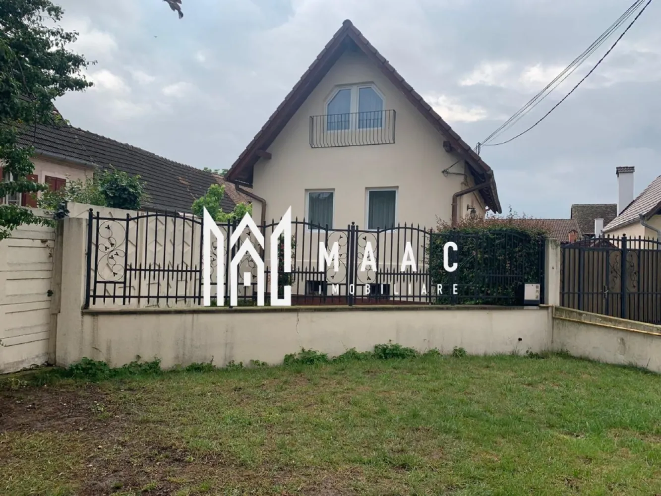 Casă Superba 9 Camere I 1967 mp Teren I Livadă I Ogorului I Turnisor - Proprietate deosebită cu 9 camere, 1967 mp teren, Zona Ogorului – ideală pentru locuire sau investiție

MAAC Imobiliare vă propune spre vânzare o casă spațioasă, cu funcționalitate versatilă, situată într-una dintre cele mai apreciate zone din Sibiu – strada Ogorului. Proprietatea este ideală atât pentru locuire multigenerațională, cât și pentru investiție (pensiune, centru educațional, birouri etc.).

Caracteristici generale:
Suprafață utilă totală: 400 mp
Suprafață construită: 600 mp
Teren total: 1967 mp
Curte: 1720 mp (din care 600 mp curte pavată cu terase, iar aprox. 1000 mp livadă cu 80 de pomi fructiferi)
9 camere | 6 dormitoare | 3 băi | 2 bucătării | terase generoase
Acoperiș din țiglă, pod generos
Două intrări separate
Toate actele la zi | disponibilă imediat

Compartimentare eficientă:
Demisol (80 mp utili):
2 camere
baie
bucătărie
hol

Parter:
2 camere
bucătărie
baie
hol de acces

Mansardă:
2 camere
birou
hol

În plus:

Apartament complet separat de casă, ideal pentru închiriere sau locuire independentă, compus din:
Living – 18 mp
Bucătărie separată
Baie
Dormitor – 28 mp

Avantaje cheie:
Zonă liniștită, cu acces rapid către oraș
Livadă matură cu aproximativ 80 de pomi fructiferi
Curte amenajată, spațiu generos pentru relaxare și activități în aer liber
Ideală pentru familii numeroase sau conversie în spațiu comercial/locativ

Pentru detalii suplimentare, consultanță sau programarea unei vizionări, va rugăm să ne contactati specificand ID: CP2773495.