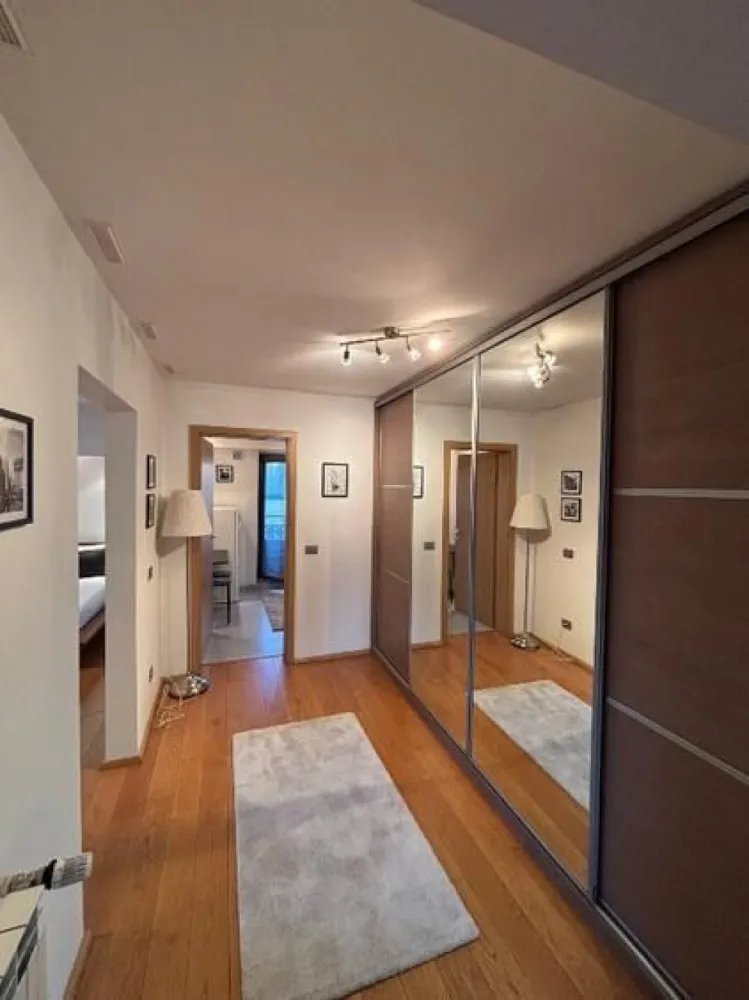 BRASADAS închiriază – Garsonieră spațioasă Bd. Națiunile Unite - BRASADAS închiriază – Garsonieră spațioasă • 46 mp • Bd. Națiunile Unite

Brasadas oferă spre închiriere o garsonieră decomandată, foarte spațioasă, 46 mp, situată pe Bulevardul Națiunile Unite, lângă Palatul Parlamentului și la doar 2 minute de Parcul Izvor.

✔ Centrală proprie
✔ Mașină de spălat & mașină de spălat vase
✔ Aer condiționat
✔ Dressing 3 metri
✔ Parchet masiv
✔ Finisaje lux
📅 Bloc finalizat în 1990

📞 DETALII: 0745 964 92 – ALEX
🌐 www.brasadas.com• 46 mp • Bd. Națiunile Unite

Brasadas oferă spre închiriere o garsonieră decomandată, foarte spațioasă, 46 mp, situată pe Bulevardul Națiunile Unite, lângă Palatul Parlamentului și la doar 2 minute de Parcul Izvor.

✔ Centrală proprie
✔ Mașină de spălat & mașină de spălat vase
✔ Aer condiționat
✔ Dressing 3 metri
✔ Parchet masiv
✔ Finisaje lux
📅 Bloc finalizat în 1990

📞 DETALII: 0745 964 92 – ALEX
🌐 www.brasadas.com