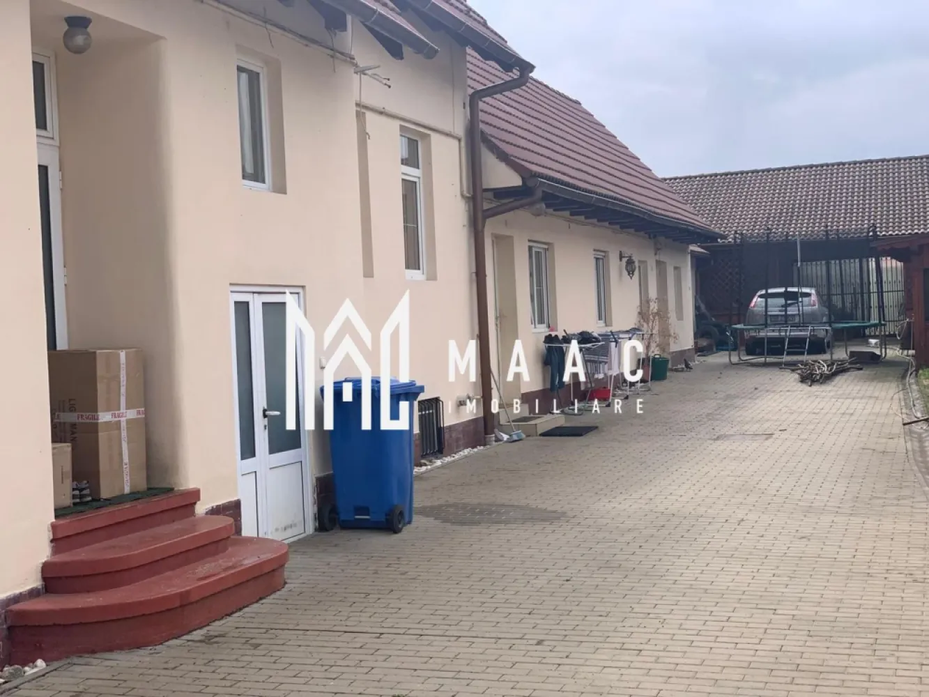 Casă Superba 9 Camere I 1967 mp Teren I Livadă I Ogorului I Turnisor - Proprietate deosebită cu 9 camere, 1967 mp teren, Zona Ogorului – ideală pentru locuire sau investiție

MAAC Imobiliare vă propune spre vânzare o casă spațioasă, cu funcționalitate versatilă, situată într-una dintre cele mai apreciate zone din Sibiu – strada Ogorului. Proprietatea este ideală atât pentru locuire multigenerațională, cât și pentru investiție (pensiune, centru educațional, birouri etc.).

Caracteristici generale:
Suprafață utilă totală: 400 mp
Suprafață construită: 600 mp
Teren total: 1967 mp
Curte: 1720 mp (din care 600 mp curte pavată cu terase, iar aprox. 1000 mp livadă cu 80 de pomi fructiferi)
9 camere | 6 dormitoare | 3 băi | 2 bucătării | terase generoase
Acoperiș din țiglă, pod generos
Două intrări separate
Toate actele la zi | disponibilă imediat

Compartimentare eficientă:
Demisol (80 mp utili):
2 camere
baie
bucătărie
hol

Parter:
2 camere
bucătărie
baie
hol de acces

Mansardă:
2 camere
birou
hol

În plus:

Apartament complet separat de casă, ideal pentru închiriere sau locuire independentă, compus din:
Living – 18 mp
Bucătărie separată
Baie
Dormitor – 28 mp

Avantaje cheie:
Zonă liniștită, cu acces rapid către oraș
Livadă matură cu aproximativ 80 de pomi fructiferi
Curte amenajată, spațiu generos pentru relaxare și activități în aer liber
Ideală pentru familii numeroase sau conversie în spațiu comercial/locativ

Pentru detalii suplimentare, consultanță sau programarea unei vizionări, va rugăm să ne contactati specificand ID: CP2773495.