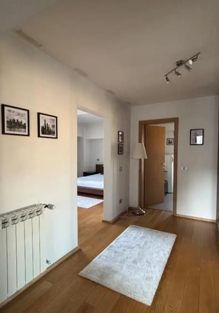 BRASADAS închiriază – Garsonieră spațioasă Bd. Națiunile Unite - BRASADAS închiriază – Garsonieră spațioasă • 46 mp • Bd. Națiunile Unite

Brasadas oferă spre închiriere o garsonieră decomandată, foarte spațioasă, 46 mp, situată pe Bulevardul Națiunile Unite, lângă Palatul Parlamentului și la doar 2 minute de Parcul Izvor.

✔ Centrală proprie
✔ Mașină de spălat & mașină de spălat vase
✔ Aer condiționat
✔ Dressing 3 metri
✔ Parchet masiv
✔ Finisaje lux
📅 Bloc finalizat în 1990

📞 DETALII: 0745 964 92 – ALEX
🌐 www.brasadas.com• 46 mp • Bd. Națiunile Unite

Brasadas oferă spre închiriere o garsonieră decomandată, foarte spațioasă, 46 mp, situată pe Bulevardul Națiunile Unite, lângă Palatul Parlamentului și la doar 2 minute de Parcul Izvor.

✔ Centrală proprie
✔ Mașină de spălat & mașină de spălat vase
✔ Aer condiționat
✔ Dressing 3 metri
✔ Parchet masiv
✔ Finisaje lux
📅 Bloc finalizat în 1990

📞 DETALII: 0745 964 92 – ALEX
🌐 www.brasadas.com