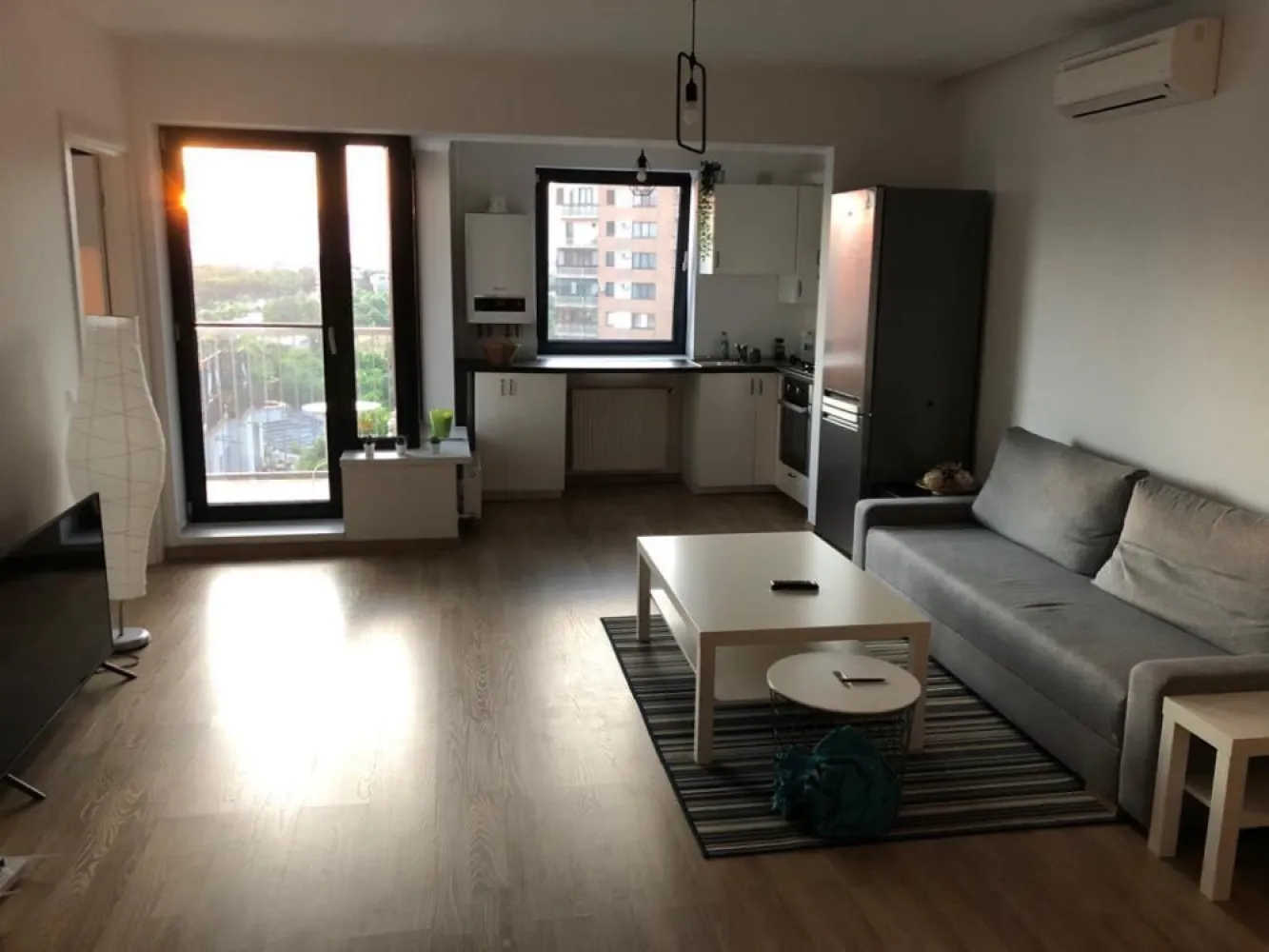 2 camere • The Park Apartments – Tineretului - Proprietar - dau spre închiriere apartament 2 camere, The Park Apartments – Tineretului | mobilat complet | 5 min de parc & metrou

Disponibil imediat un apartament luminos de 2 camere în complexul The Park Apartments, lângă Parcul Tineretului. 

Detalii apartament

• An construcție: 2016
• Etaj: 8/12 într-un bloc nou, cu lift modern
• Suprafață utilă: ~55 mp
• Compartimentare:
– Living cu canapea extensibilă + bucătărie open-space
– Dormitor
– Baie cu finisaje premium
– Terasă cu deck
• Încălzire: centrală proprie
• Dotări: Aer condiționat, mașină de spălat rufe, cuptor electric, plită, frigider
• Siguranță & control: Video-interfon, acces securizat în complex

• Curte interioară amenajată, spații verzi

Localizare excepțională

• 1–3 minute de Parcul Tineretului și Orășelul Copiilor
• Metrou Tineretului / Brâncoveanu foarte aproape
• Magazine, cafenele, sală de sport, supermarketuri la câteva minute
• Acces rapid spre centru și către zonele de interes ale orașului

Condiții închiriere

• 770 € / lună
• 1 lună garanție
• Contract minim 12 luni