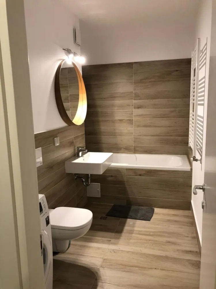 2 camere • The Park Apartments – Tineretului - Proprietar - dau spre închiriere apartament 2 camere, The Park Apartments – Tineretului | mobilat complet | 5 min de parc & metrou

Disponibil imediat un apartament luminos de 2 camere în complexul The Park Apartments, lângă Parcul Tineretului. 

Detalii apartament

• An construcție: 2016
• Etaj: 8/12 într-un bloc nou, cu lift modern
• Suprafață utilă: ~55 mp
• Compartimentare:
– Living cu canapea extensibilă + bucătărie open-space
– Dormitor
– Baie cu finisaje premium
– Terasă cu deck
• Încălzire: centrală proprie
• Dotări: Aer condiționat, mașină de spălat rufe, cuptor electric, plită, frigider
• Siguranță & control: Video-interfon, acces securizat în complex

• Curte interioară amenajată, spații verzi

Localizare excepțională

• 1–3 minute de Parcul Tineretului și Orășelul Copiilor
• Metrou Tineretului / Brâncoveanu foarte aproape
• Magazine, cafenele, sală de sport, supermarketuri la câteva minute
• Acces rapid spre centru și către zonele de interes ale orașului

Condiții închiriere

• 770 € / lună
• 1 lună garanție
• Contract minim 12 luni
