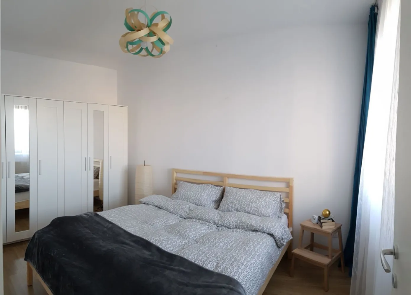 2 camere • The Park Apartments – Tineretului - Proprietar - dau spre închiriere apartament 2 camere, The Park Apartments – Tineretului | mobilat complet | 5 min de parc & metrou

Disponibil imediat un apartament luminos de 2 camere în complexul The Park Apartments, lângă Parcul Tineretului. 

Detalii apartament

• An construcție: 2016
• Etaj: 8/12 într-un bloc nou, cu lift modern
• Suprafață utilă: ~55 mp
• Compartimentare:
– Living cu canapea extensibilă + bucătărie open-space
– Dormitor
– Baie cu finisaje premium
– Terasă cu deck
• Încălzire: centrală proprie
• Dotări: Aer condiționat, mașină de spălat rufe, cuptor electric, plită, frigider
• Siguranță & control: Video-interfon, acces securizat în complex

• Curte interioară amenajată, spații verzi

Localizare excepțională

• 1–3 minute de Parcul Tineretului și Orășelul Copiilor
• Metrou Tineretului / Brâncoveanu foarte aproape
• Magazine, cafenele, sală de sport, supermarketuri la câteva minute
• Acces rapid spre centru și către zonele de interes ale orașului

Condiții închiriere

• 770 € / lună
• 1 lună garanție
• Contract minim 12 luni