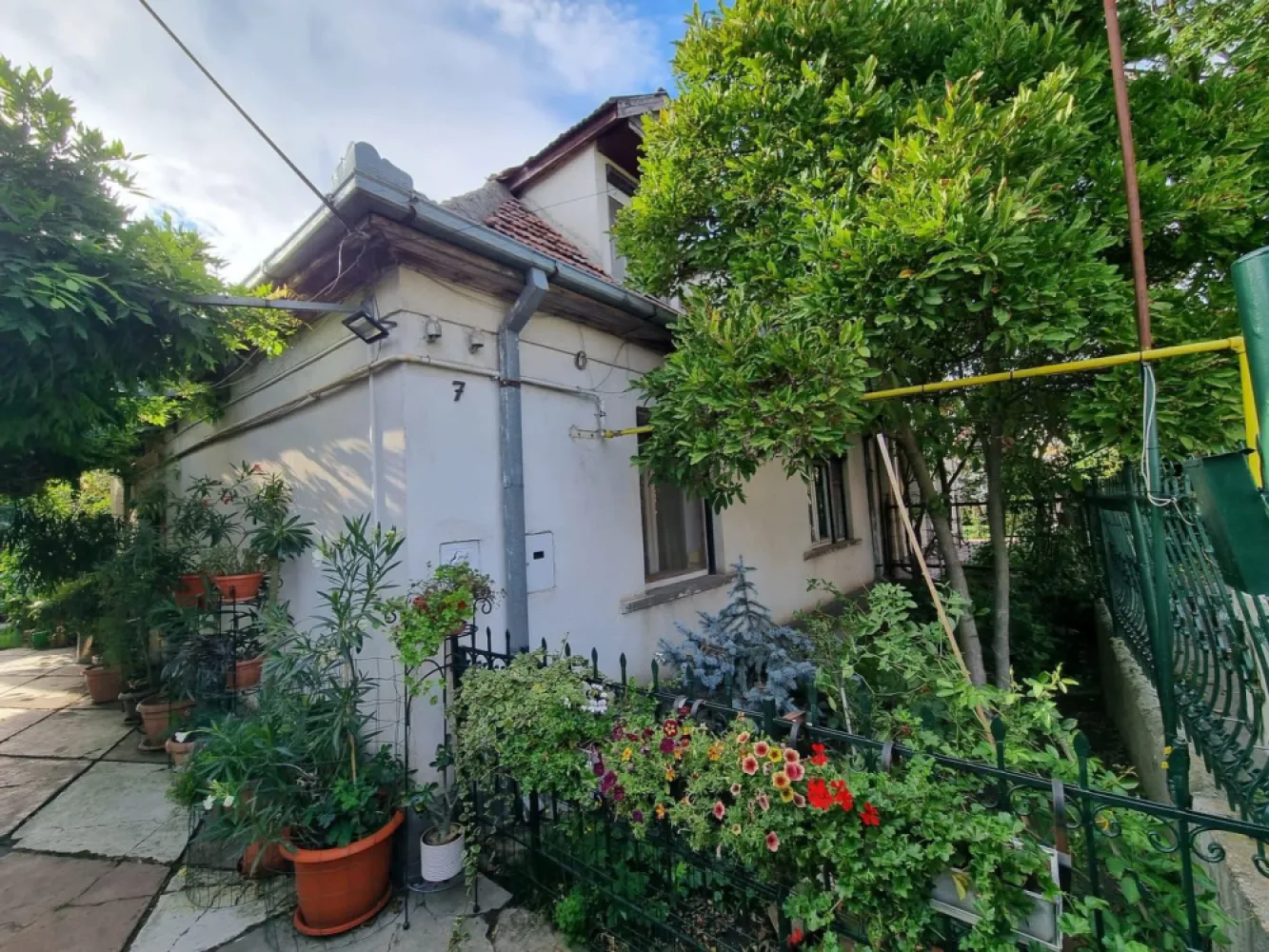BRASADAS vinde casa individuala spatioasa in zona Burdea. - Agentia Imobiliara BRASADAS vinde casa individuala solida P+1, spatioasa, intr-o zona centrala si totusi izolata de zgomotele cotidiene. Casa este situata aproape de scoli, magazine si mijloace de transport in comun, in cartierul Soarelui pe str. Lebedei, langa magazinul Supeco. Noul mall este la aprox. 10min de mers pe jos.
Casa dispune de 4 camere decomandate + 2 nedecomandate + 1 dressing + 2 bai (parter + etaj) + camera tehnica (se poate amenaja ca si beci)+ debara cu spatiu depozitare pantofi + camara. Una dintre camerele de sus este impartita a.i. se poate amenaja pentru a avea propriul mini-living (vezi poze). Incaperile sunt spatioase, aerisite, oferind avantajele unei CASE adevarate viitorilor proprietari.
Casa este pregatita pentru a putea fi incalzita pe un singur nivel sau pe ambele, in functie de preferintele proprietarului.
Dispune de garaj construit in curte de 19mp.
Loc de parcare atat in curte cat si in fata casei. Vecini linistiti.
Suprafata teren: 3,3 ari. Suprafata utila a casei ~270mp (302mp construiti desfasurat, 170mp suprafata la sol), edificata in anul 1993. Casa a fost cumparata noua.
Casa este ideala pentru una sau mai multe familii, respectiv pentru sedii de firma/birouri sau investitii.
Persoana fizica, unic proprietar, acte la zi. Casa se poate elibera imediat.
Www.brasadas.com.