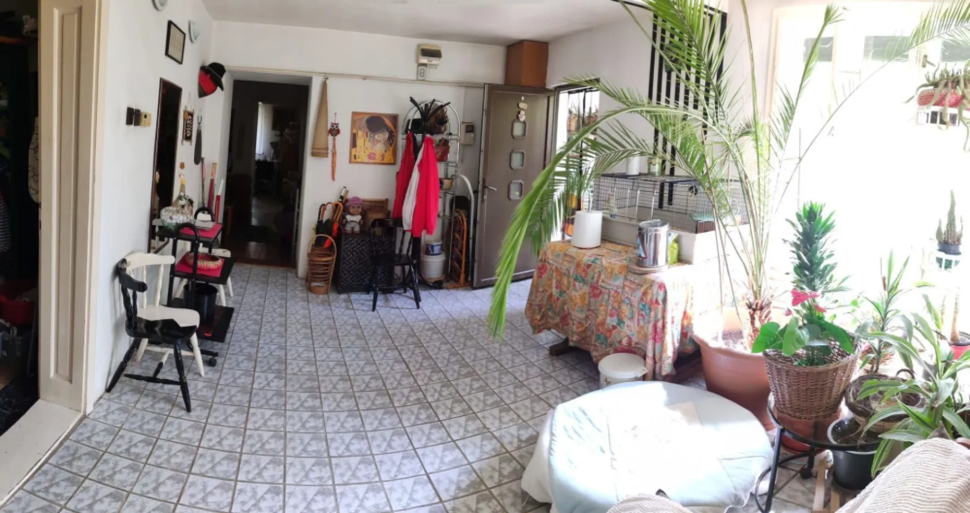 BRASADAS vinde casa individuala spatioasa in zona Burdea. - Agentia Imobiliara BRASADAS vinde casa individuala solida P+1, spatioasa, intr-o zona centrala si totusi izolata de zgomotele cotidiene. Casa este situata aproape de scoli, magazine si mijloace de transport in comun, in cartierul Soarelui pe str. Lebedei, langa magazinul Supeco. Noul mall este la aprox. 10min de mers pe jos.
Casa dispune de 4 camere decomandate + 2 nedecomandate + 1 dressing + 2 bai (parter + etaj) + camera tehnica (se poate amenaja ca si beci)+ debara cu spatiu depozitare pantofi + camara. Una dintre camerele de sus este impartita a.i. se poate amenaja pentru a avea propriul mini-living (vezi poze). Incaperile sunt spatioase, aerisite, oferind avantajele unei CASE adevarate viitorilor proprietari.
Casa este pregatita pentru a putea fi incalzita pe un singur nivel sau pe ambele, in functie de preferintele proprietarului.
Dispune de garaj construit in curte de 19mp.
Loc de parcare atat in curte cat si in fata casei. Vecini linistiti.
Suprafata teren: 3,3 ari. Suprafata utila a casei ~270mp (302mp construiti desfasurat, 170mp suprafata la sol), edificata in anul 1993. Casa a fost cumparata noua.
Casa este ideala pentru una sau mai multe familii, respectiv pentru sedii de firma/birouri sau investitii.
Persoana fizica, unic proprietar, acte la zi. Casa se poate elibera imediat.
Www.brasadas.com.