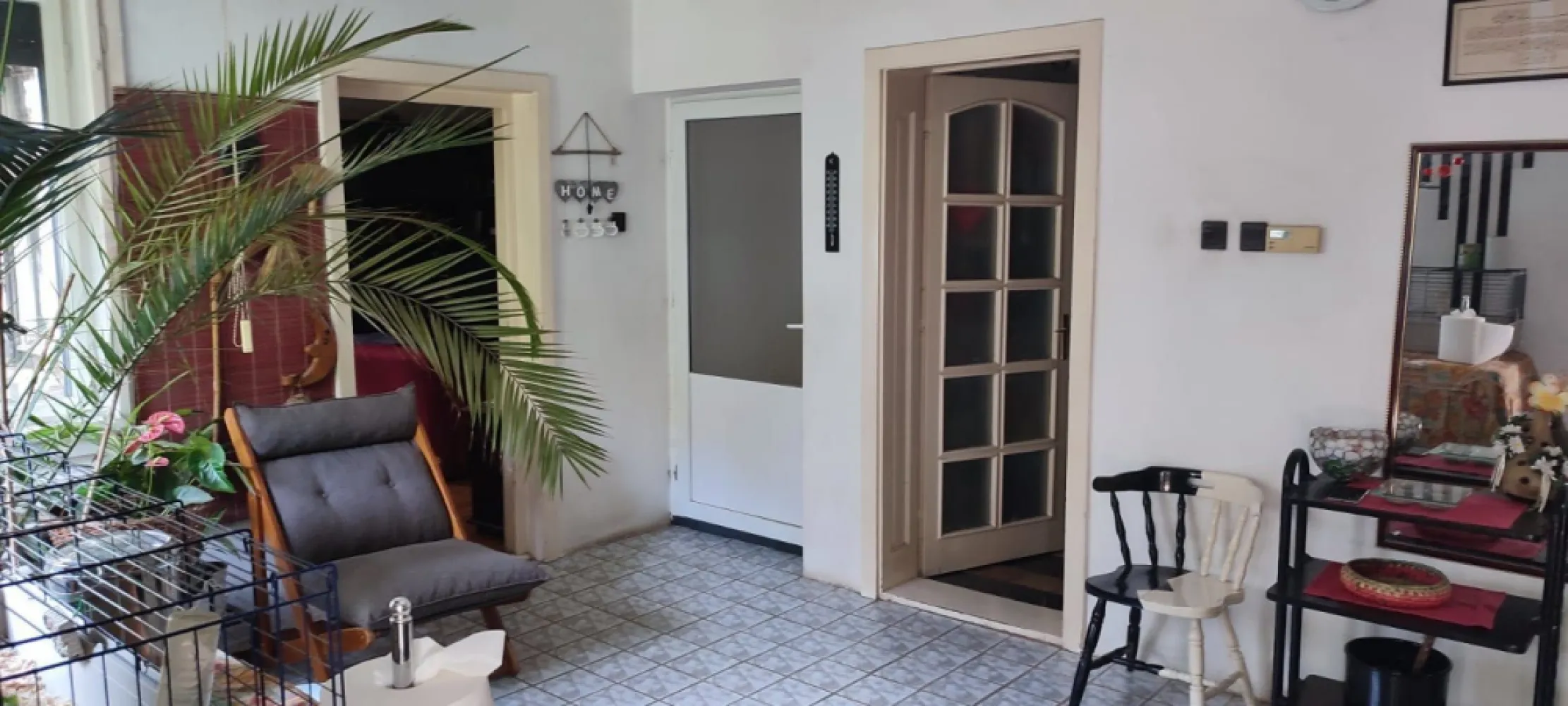 BRASADAS vinde casa individuala spatioasa in zona Burdea. - Agentia Imobiliara BRASADAS vinde casa individuala solida P+1, spatioasa, intr-o zona centrala si totusi izolata de zgomotele cotidiene. Casa este situata aproape de scoli, magazine si mijloace de transport in comun, in cartierul Soarelui pe str. Lebedei, langa magazinul Supeco. Noul mall este la aprox. 10min de mers pe jos.
Casa dispune de 4 camere decomandate + 2 nedecomandate + 1 dressing + 2 bai (parter + etaj) + camera tehnica (se poate amenaja ca si beci)+ debara cu spatiu depozitare pantofi + camara. Una dintre camerele de sus este impartita a.i. se poate amenaja pentru a avea propriul mini-living (vezi poze). Incaperile sunt spatioase, aerisite, oferind avantajele unei CASE adevarate viitorilor proprietari.
Casa este pregatita pentru a putea fi incalzita pe un singur nivel sau pe ambele, in functie de preferintele proprietarului.
Dispune de garaj construit in curte de 19mp.
Loc de parcare atat in curte cat si in fata casei. Vecini linistiti.
Suprafata teren: 3,3 ari. Suprafata utila a casei ~270mp (302mp construiti desfasurat, 170mp suprafata la sol), edificata in anul 1993. Casa a fost cumparata noua.
Casa este ideala pentru una sau mai multe familii, respectiv pentru sedii de firma/birouri sau investitii.
Persoana fizica, unic proprietar, acte la zi. Casa se poate elibera imediat.
Www.brasadas.com.