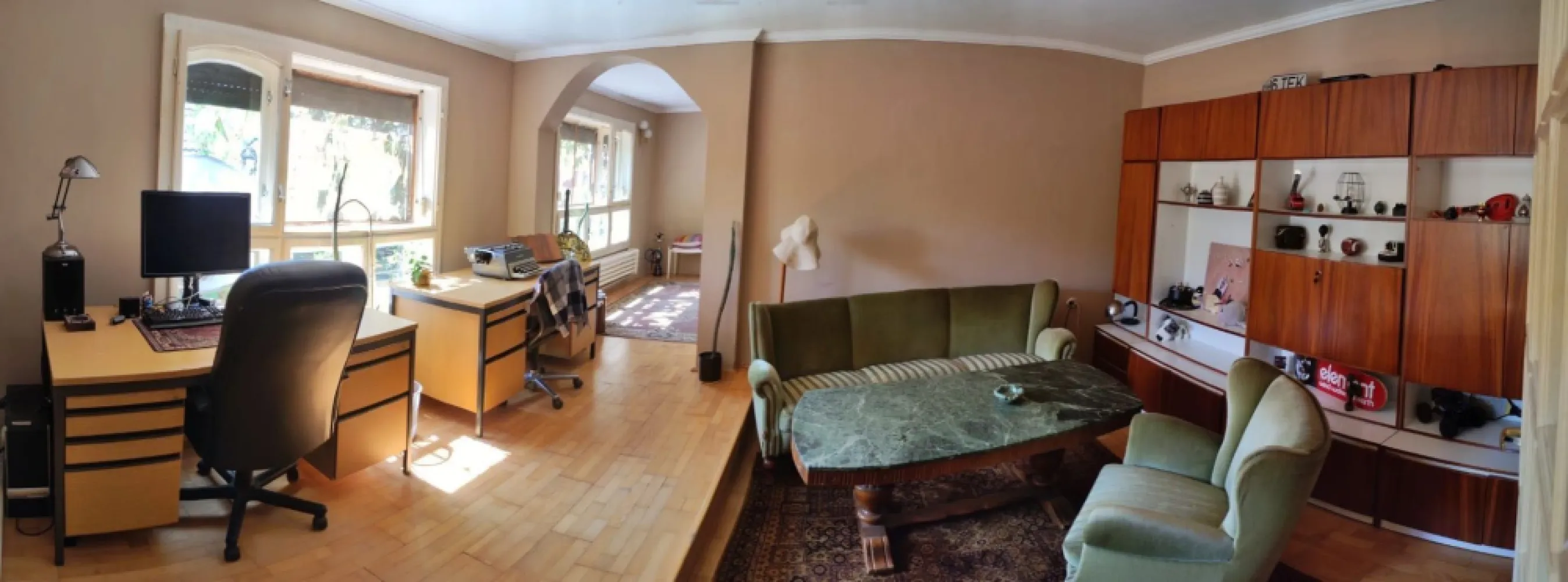 BRASADAS vinde casa individuala spatioasa in zona Burdea. - Agentia Imobiliara BRASADAS vinde casa individuala solida P+1, spatioasa, intr-o zona centrala si totusi izolata de zgomotele cotidiene. Casa este situata aproape de scoli, magazine si mijloace de transport in comun, in cartierul Soarelui pe str. Lebedei, langa magazinul Supeco. Noul mall este la aprox. 10min de mers pe jos.
Casa dispune de 4 camere decomandate + 2 nedecomandate + 1 dressing + 2 bai (parter + etaj) + camera tehnica (se poate amenaja ca si beci)+ debara cu spatiu depozitare pantofi + camara. Una dintre camerele de sus este impartita a.i. se poate amenaja pentru a avea propriul mini-living (vezi poze). Incaperile sunt spatioase, aerisite, oferind avantajele unei CASE adevarate viitorilor proprietari.
Casa este pregatita pentru a putea fi incalzita pe un singur nivel sau pe ambele, in functie de preferintele proprietarului.
Dispune de garaj construit in curte de 19mp.
Loc de parcare atat in curte cat si in fata casei. Vecini linistiti.
Suprafata teren: 3,3 ari. Suprafata utila a casei ~270mp (302mp construiti desfasurat, 170mp suprafata la sol), edificata in anul 1993. Casa a fost cumparata noua.
Casa este ideala pentru una sau mai multe familii, respectiv pentru sedii de firma/birouri sau investitii.
Persoana fizica, unic proprietar, acte la zi. Casa se poate elibera imediat.
Www.brasadas.com.