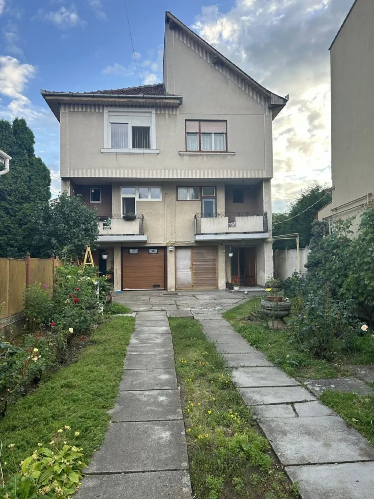 BRASADAS vinde casa pe strada Paris. - Agentia imobiliara BRASADAS vinde casa compusa din trei apartamente de locuit.

Doua sunt compartimentate identic, fiecare avand cate 120mp cu centrala termica proprie, 2 bai, 3 camere, bucatarie, living, debara si garaj cu camera tehnica si pivnita.

-Al treilea are 110m2 cu 2 camere,bucatarie,baie,living si la mansarda o camera cu baie.

-Toata casa are in jur de 350m2,cele trei zone de locuit fiind contorizate separat.

-Terenul are 840 m2,in gradina fiind construit si o bucatarie de vara cu un mic atelier,zona de barbeque etc..

www.brasadas.com.