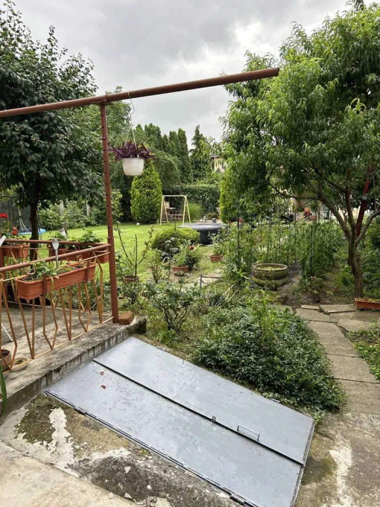 BRASADAS vinde casa pe strada Paris. - Agentia imobiliara BRASADAS vinde casa compusa din trei apartamente de locuit.

Doua sunt compartimentate identic, fiecare avand cate 120mp cu centrala termica proprie, 2 bai, 3 camere, bucatarie, living, debara si garaj cu camera tehnica si pivnita.

-Al treilea are 110m2 cu 2 camere,bucatarie,baie,living si la mansarda o camera cu baie.

-Toata casa are in jur de 350m2,cele trei zone de locuit fiind contorizate separat.

-Terenul are 840 m2,in gradina fiind construit si o bucatarie de vara cu un mic atelier,zona de barbeque etc..

www.brasadas.com.