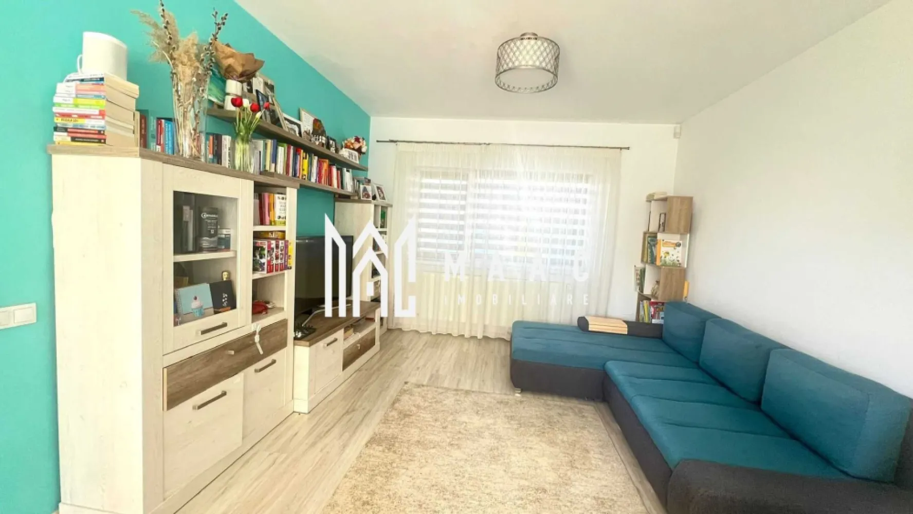Casa 4 Camere | 160mpu | 2 Locuri Parcare | Selimbar - MAAC Imobiliare vă propune spre vânzare o casă situată în Șelimbăr, o locuință modernă, complet mobilată și utilată, potrivită pentru o familie care își dorește confort, spațiu generos și finisaje de calitate într-o zonă liniștită, cu acces facil către facilitățile orașului.

Proprietatea are o suprafață utilă de 160 mp și este organizată pe regim de înălțime P+1+M, beneficiind de orientare est–vest și de o curte totală de 120 mp, care include grădină în spate de aproximativ 60 mp, grădină frontală și două locuri de parcare.

Compartimentarea locuinței este realizată astfel:

Parter:
-living și zonă de dining spațioasă
-bucătărie open space
-baie de serviciu
-cameră tehnică
-multiple spații de depozitare

Etaj 1:
-dormitor matrimonial cu baie proprie și dressing
-al doilea dormitor cu dulap și zonă de depozitare
-birou sau dormitor mic
-baie principală

Mansardă:
-spațiu open space complet amenajat, cu soluții de depozitare

Locuința beneficiază de dotări moderne care asigură confort și eficiență:
-centrală termică Bosch cu termostat smart
-4 aparate de aer condiționat Daikin controlabile prin telecomandă și aplicație mobilă
-jaluzele exterioare electrice cu sistem smart
-ferestre termopan cu plase de insecte
-ferestre Velux cu folie solară
-mobilier personalizat FrontMob
-panouri electrice independente pentru fiecare nivel

Spațiul exterior este complet amenajat și include:
-zonă verde cu pomi fructiferi
-pergolă retractabilă cu lounge și zonă de dining
-grătar și spațiu utilitar
-zonă pentru joacă sau sport

Proprietatea se vinde complet mobilată și utilată, fiind pregătită pentru mutare.

Pentru mai multe detalii, vă rugăm să menționați telefonic că ați văzut anunțul cu CP2772104.